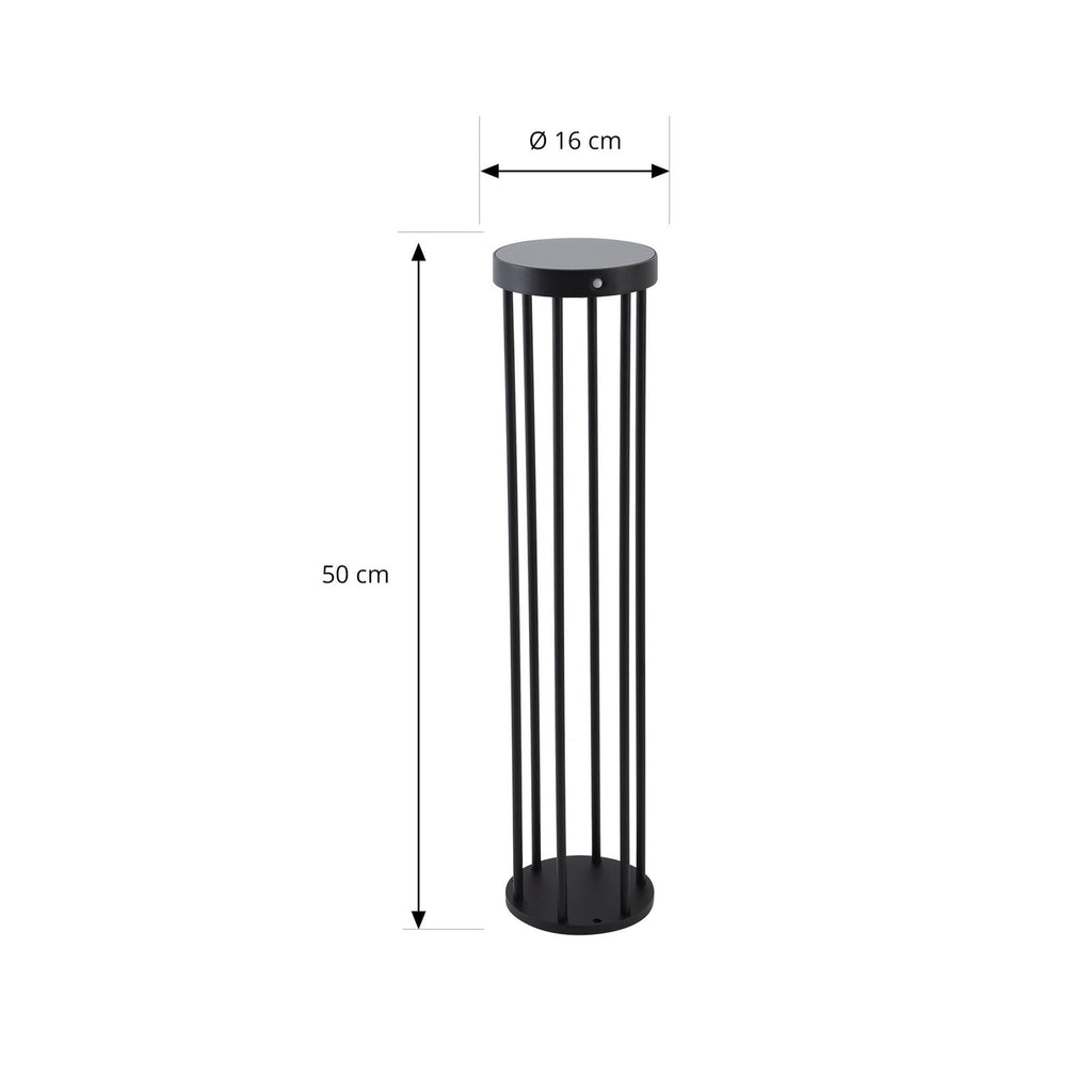 LED solcelle sti-lampe Evelis med bevegelsessensor svart IP54 montert i hage