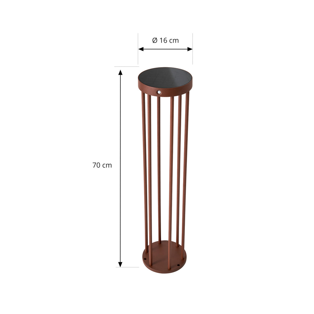 LED solcelle sti-lampe Evelis montert i hagegang