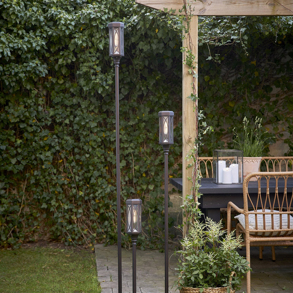 LED solcelle-sti-lampe Folke aluminium 3 høyder IP44 montert i hage
