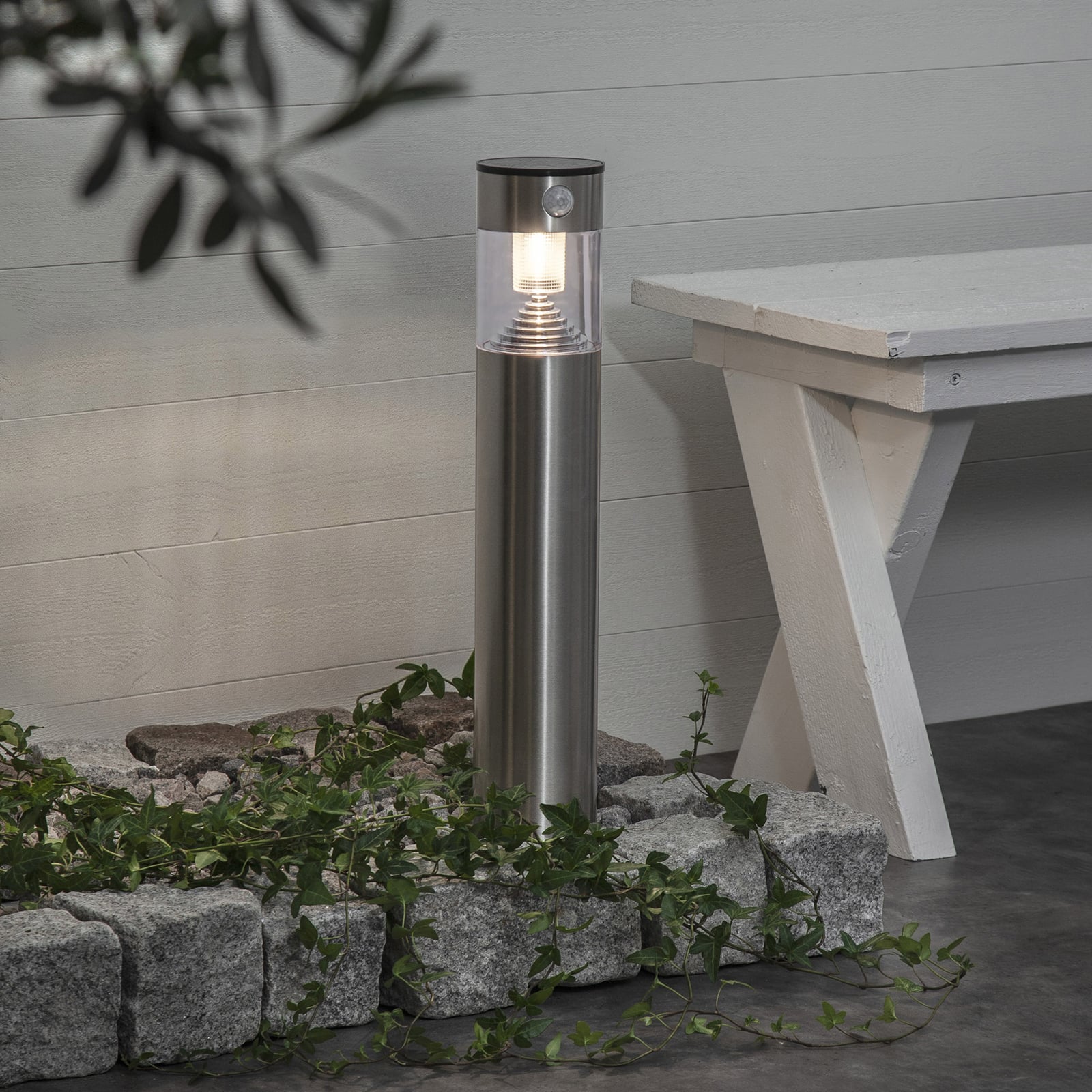 LED solcelle sti-lampe Marbella med bevegelsessensor sølv forfra
