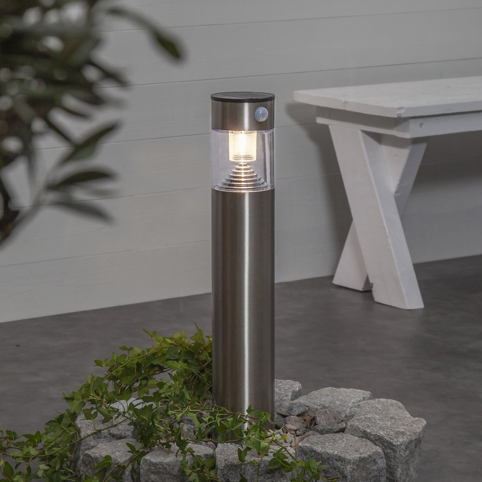 LED solcelle sti-lampe Marbella med bevegelsessensor sølv detalj