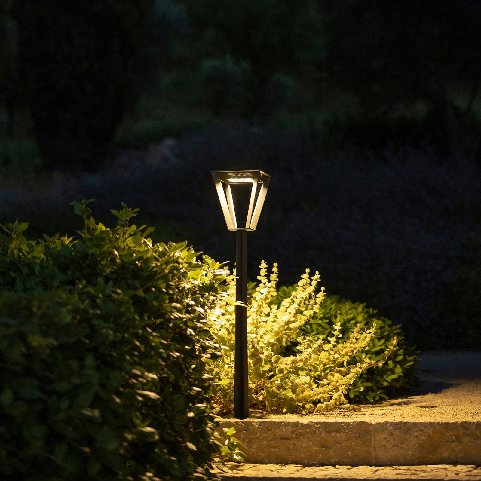 Detalj av LED solcelle sti-lampe Metro med sensor grå
