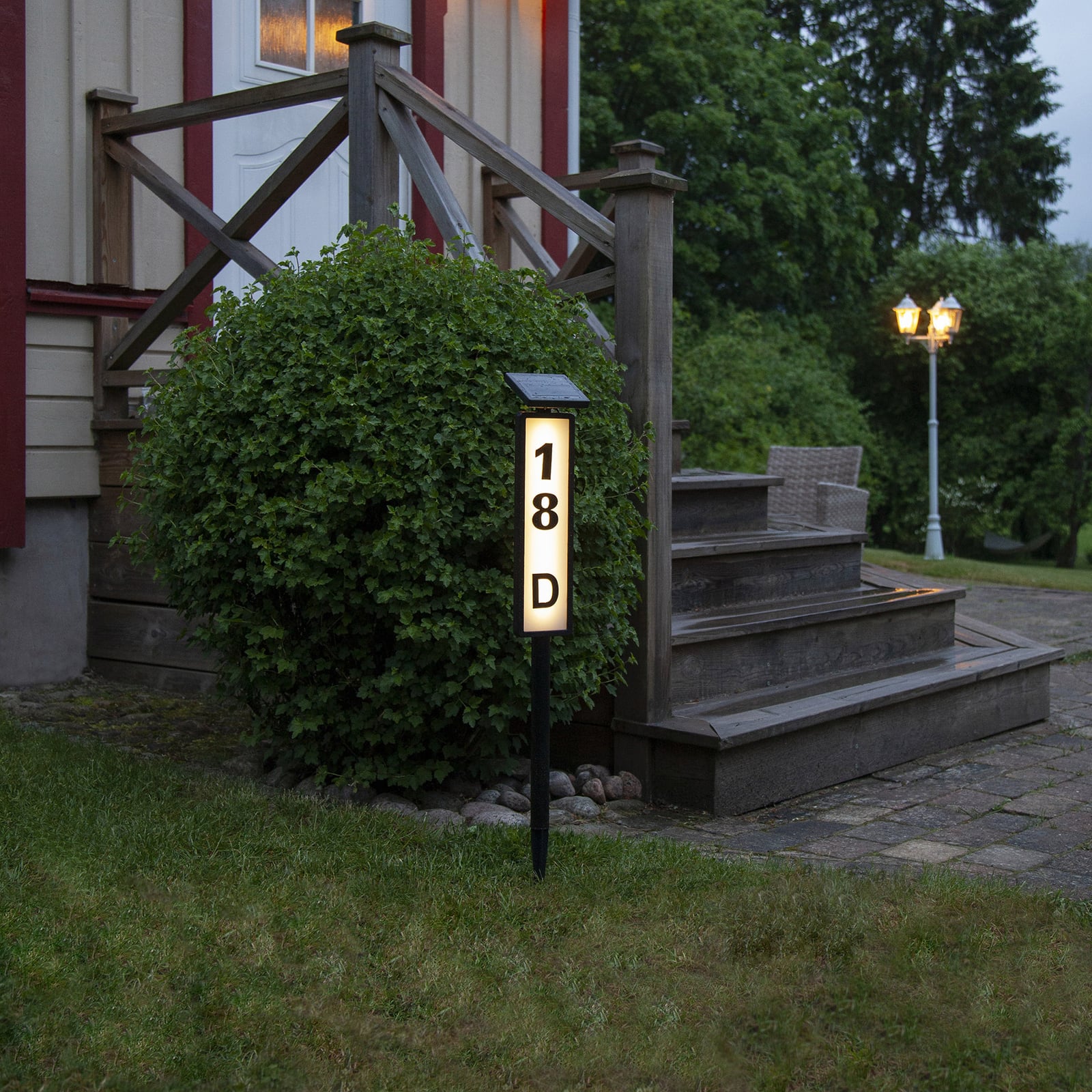 LED solcelle-sti-lampe Pathy med husnummervisning bakside
