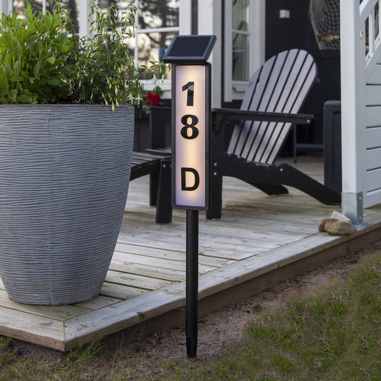LED solcelle-sti-lampe Pathy med husnummervisning forfra