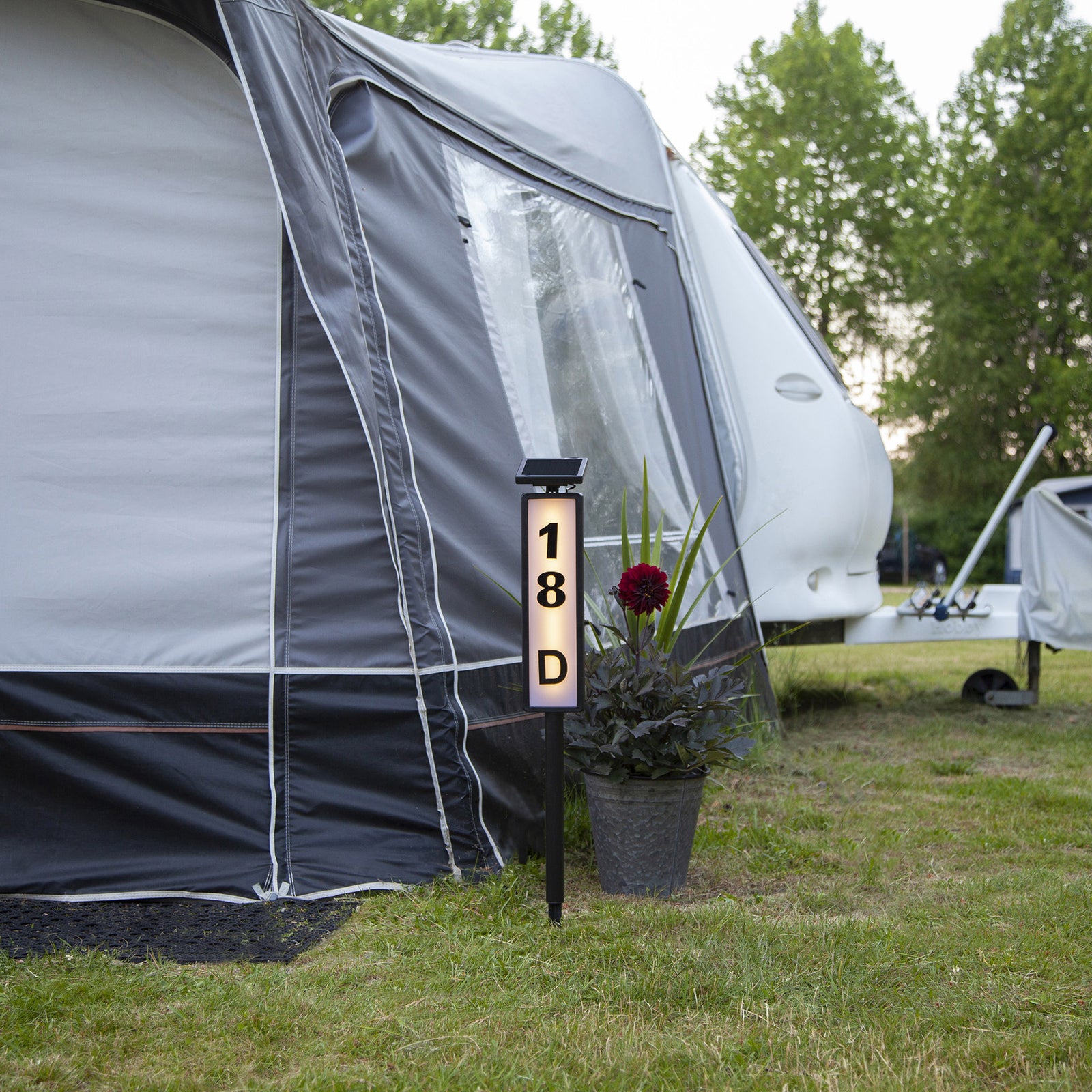 Montert LED solcelle-sti-lampe Pathy med husnummervisning i hage