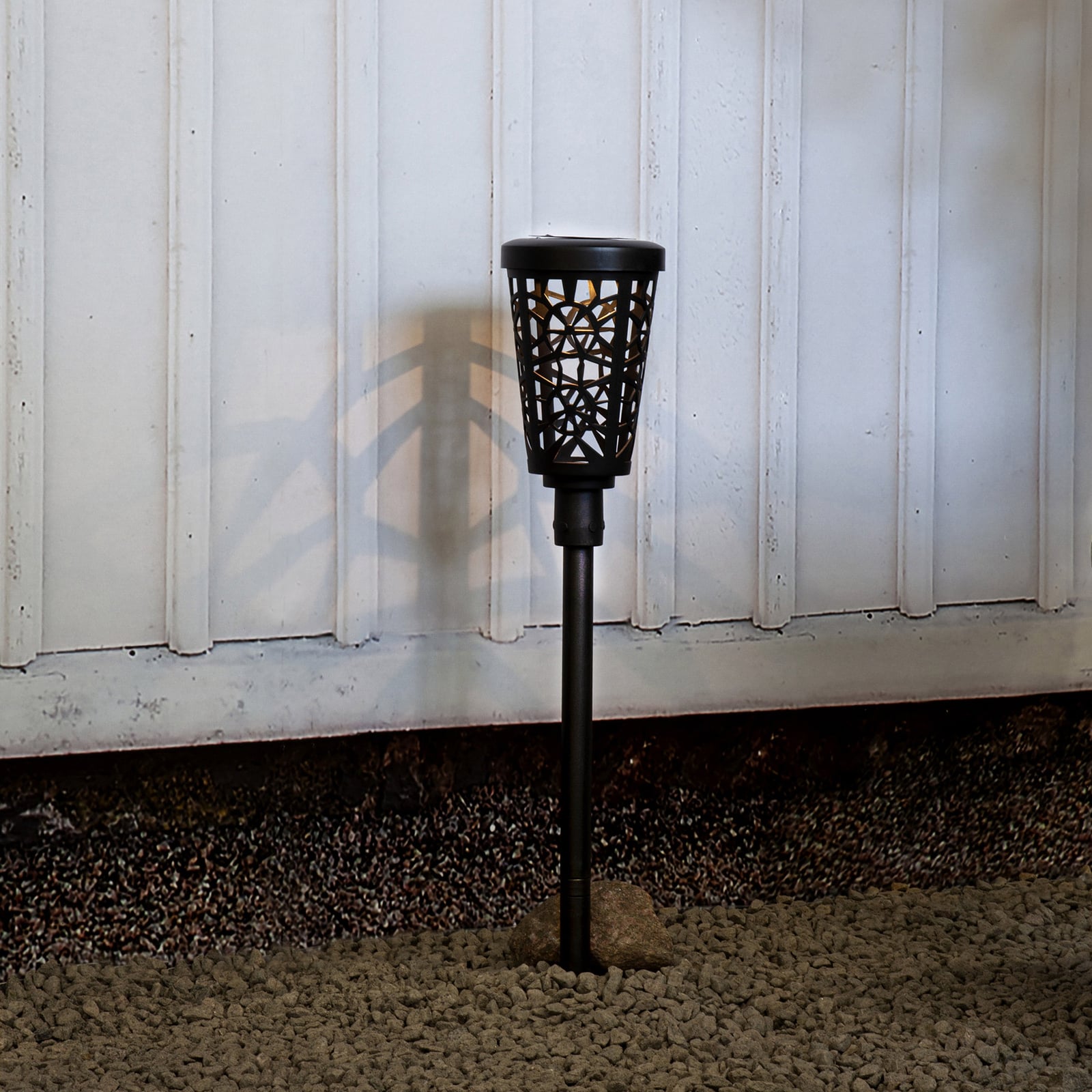 LED solcelle-sti-lampe Sinnia svart med jordspyd IP44 bakside