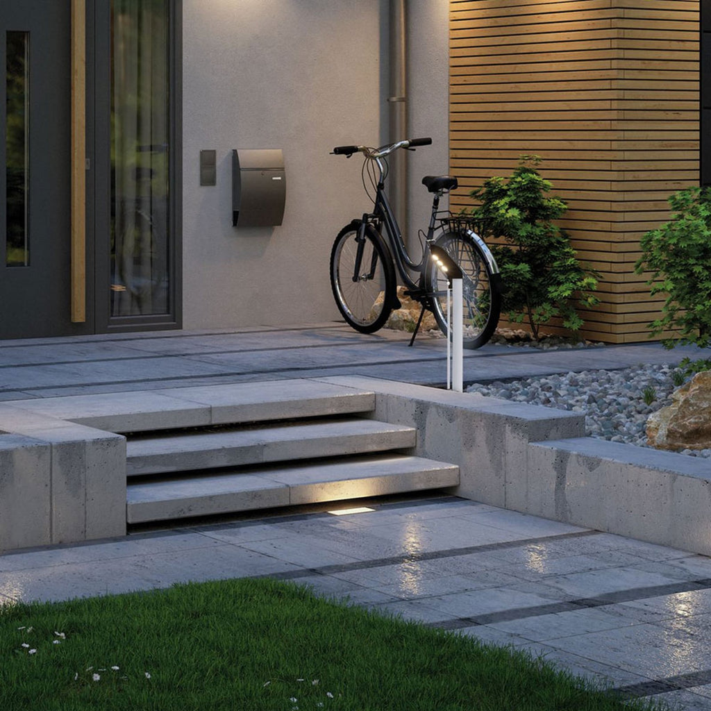 LED solcelle-sti-lampe Soley med bevegelsessensor IP44 montert i hage