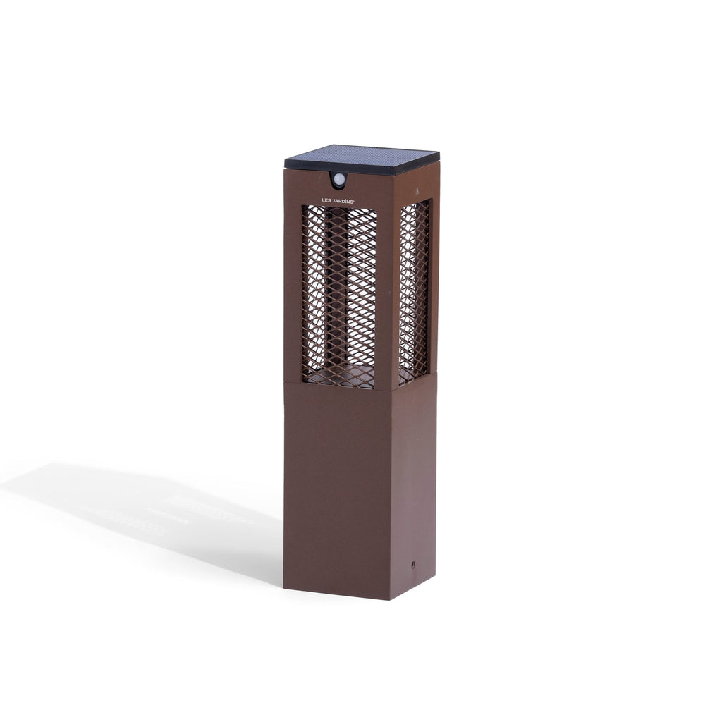 LED solcelle stolpelampe cortenstål med sensor 40 cm IP66 montert i hage