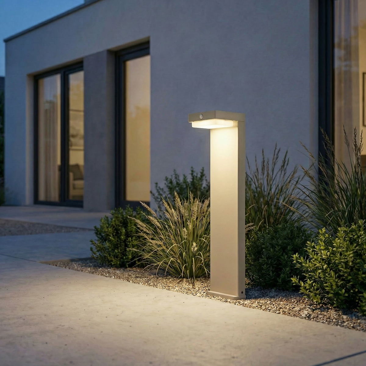 LED solcelle stolpelampe Eleazar beige aluminium montert i hage