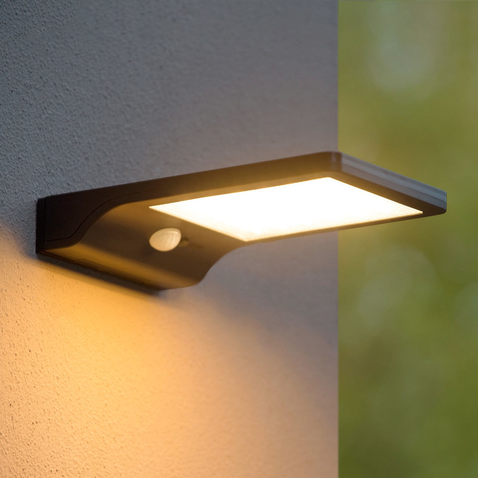 LED solcelle utevegglampe Basic med bevegelsessensor svart IP44 forfra