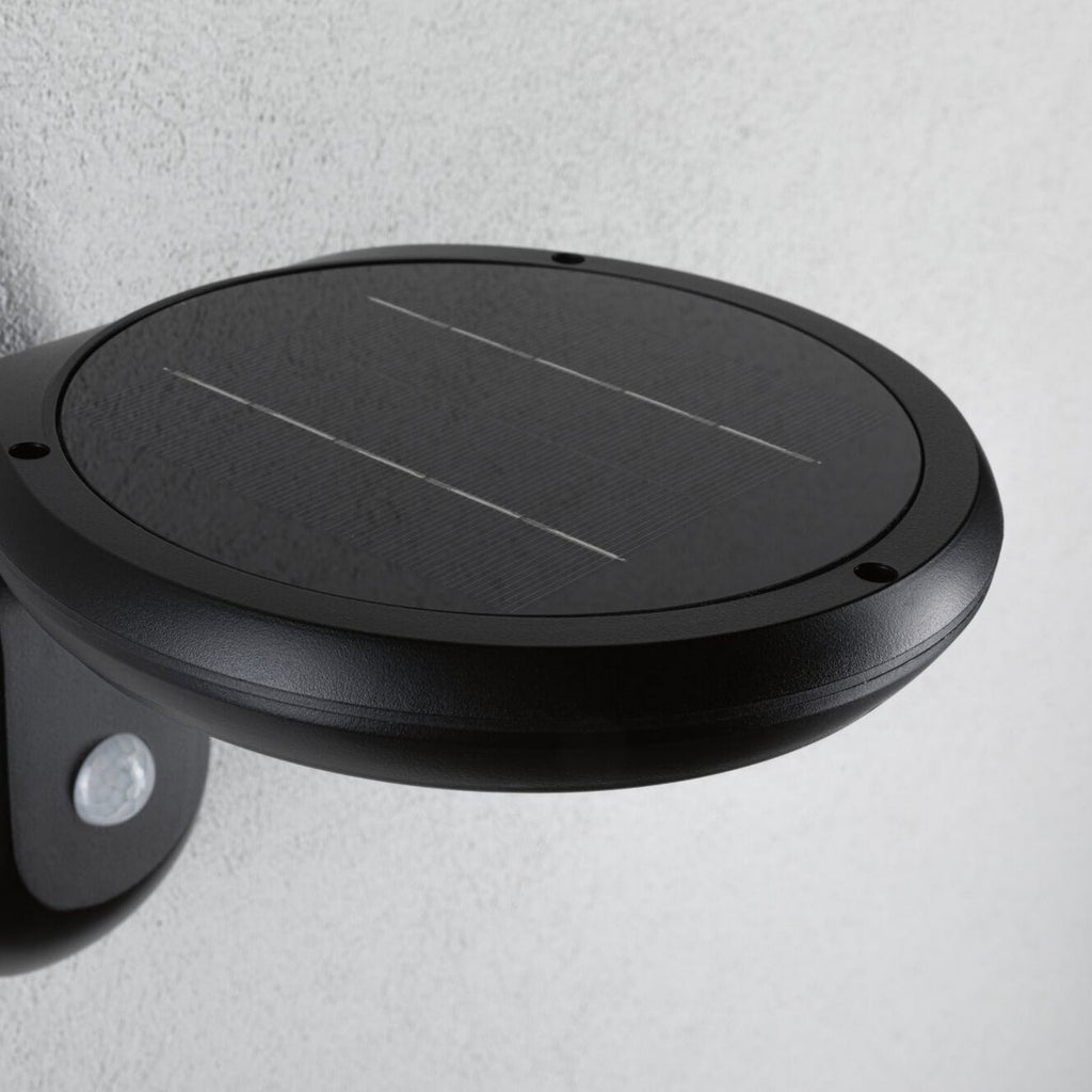 Nærbilde av sensor på LED solcelle utevegglampe Diskola med bevegelsessensor IP44
