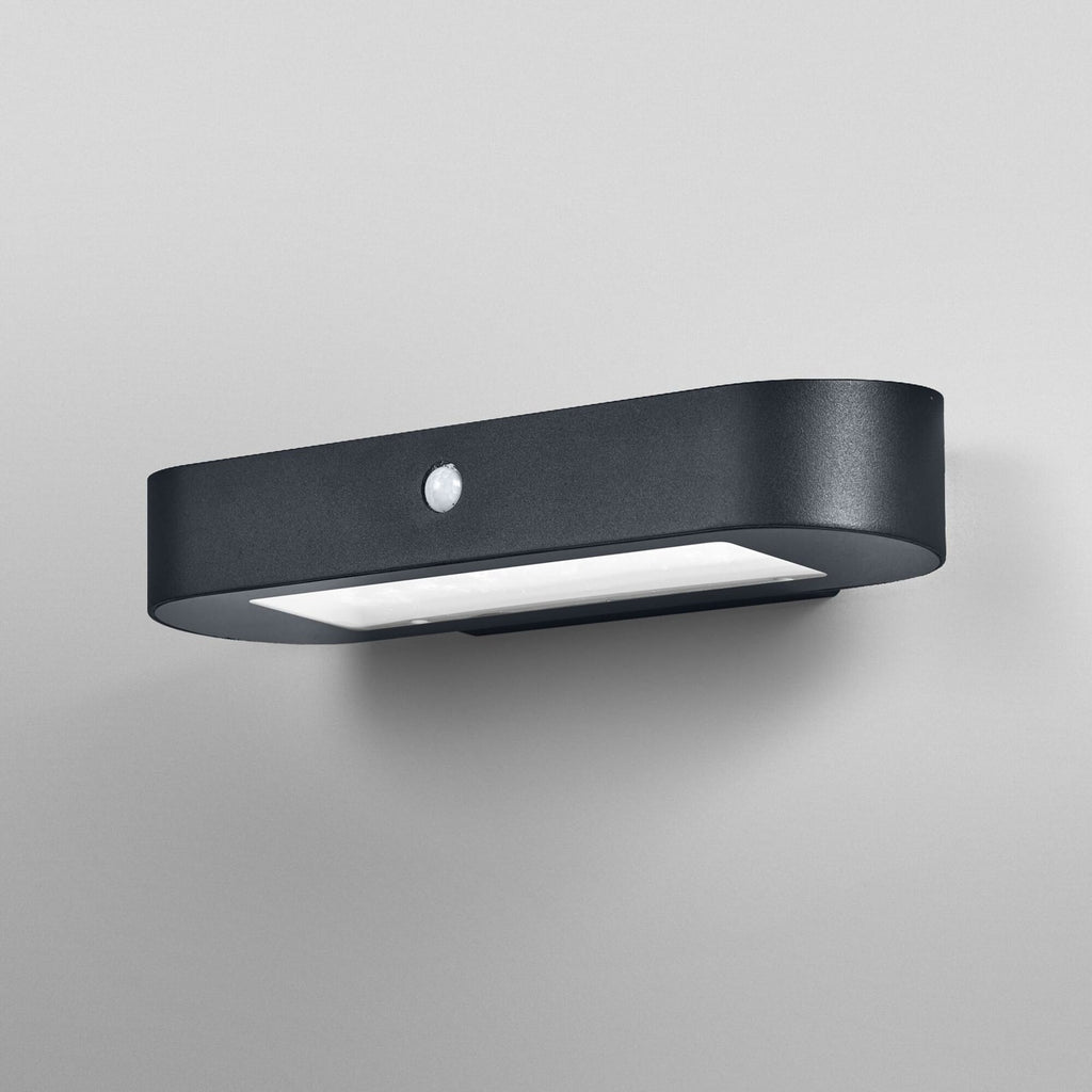 Detalj av LED solcelle utevegglampe Endura Style oval 34 cm med sensor
