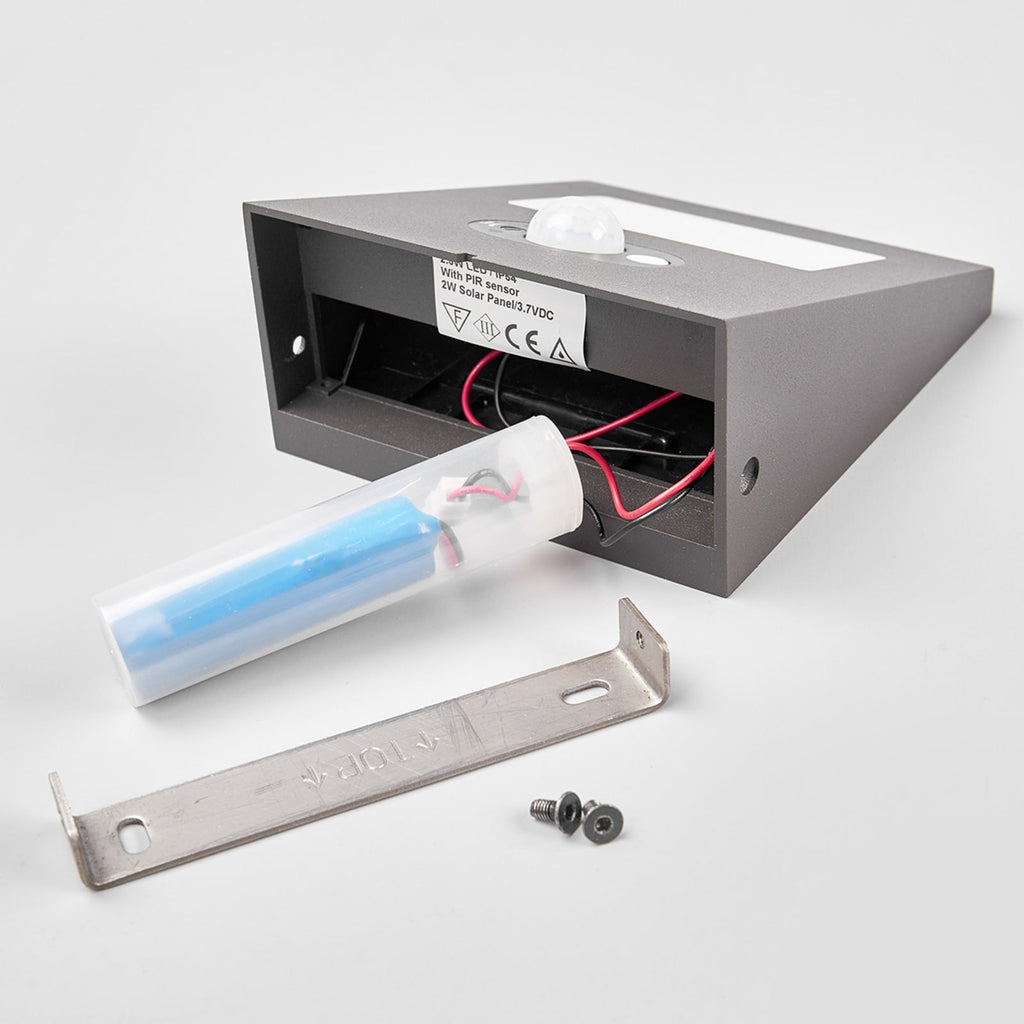 LED solcelle utevegglampe Felin med bevegelsessensor IP54 i bruk