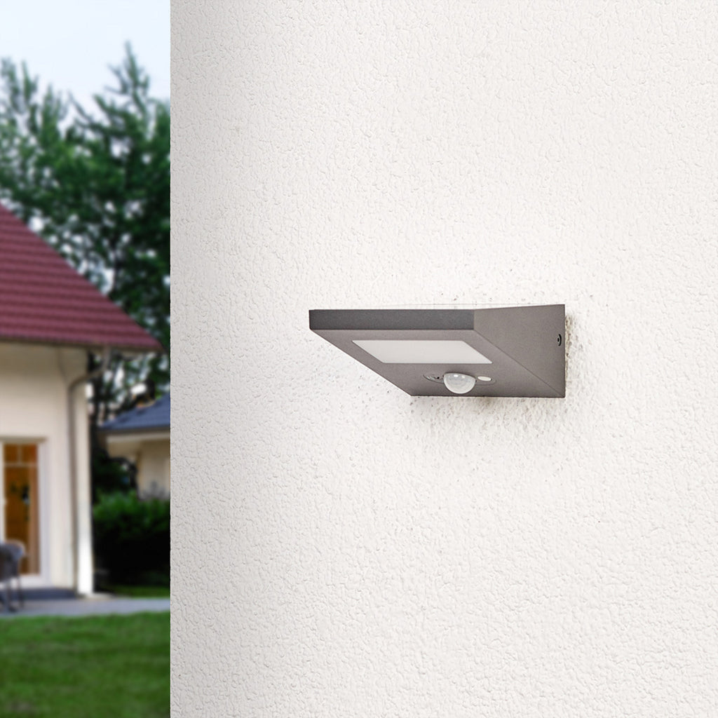 Detalj av LED solcelle utevegglampe Felin med bevegelsessensor IP54