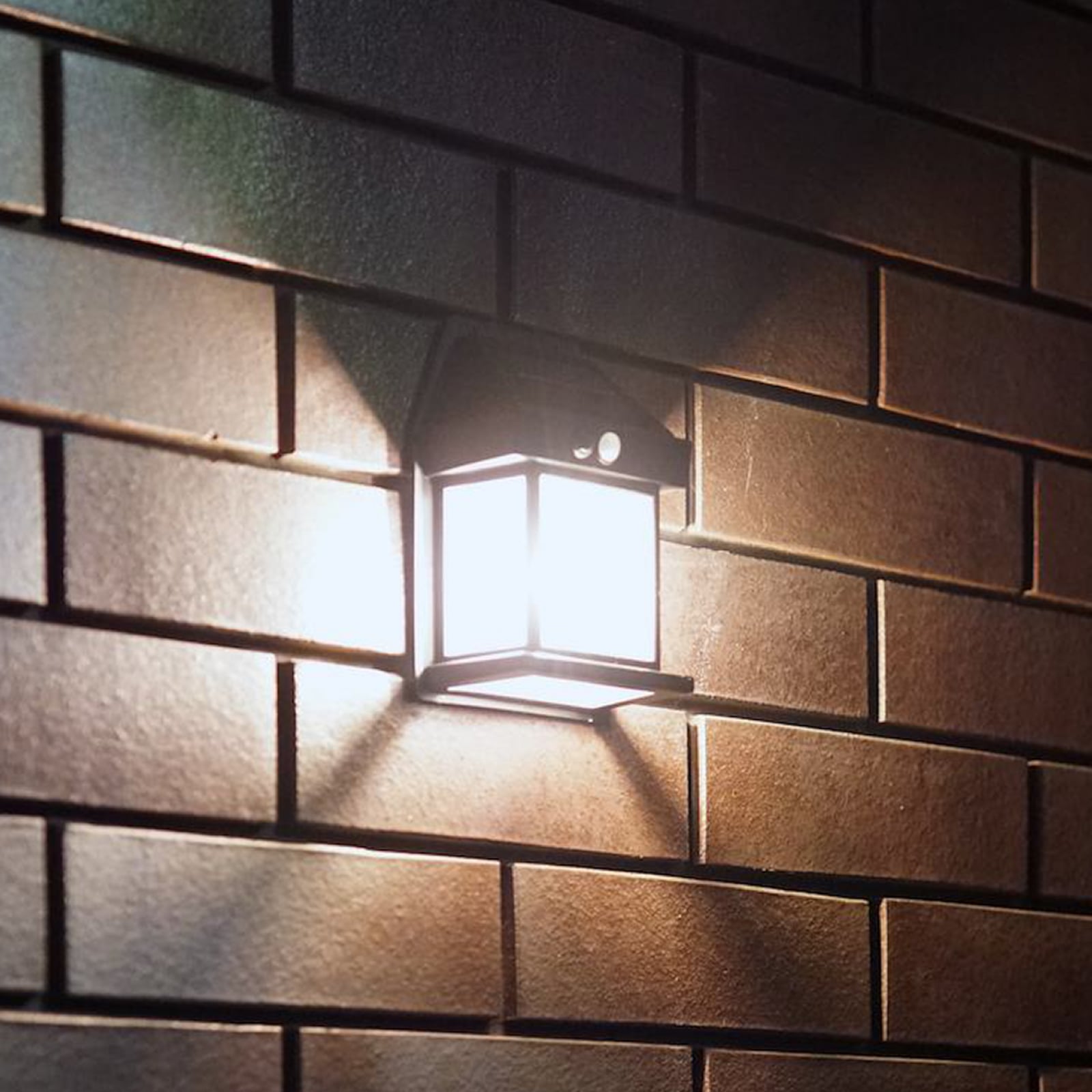 Nærbilde av bevegelsessensor på LED solcelle utevegglampe Filo med bevegelsessensor svart IP44