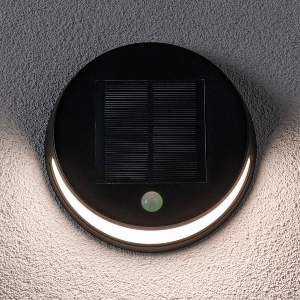 Bakside av LED solcelle utevegglampe Helena med bevegelsessensor