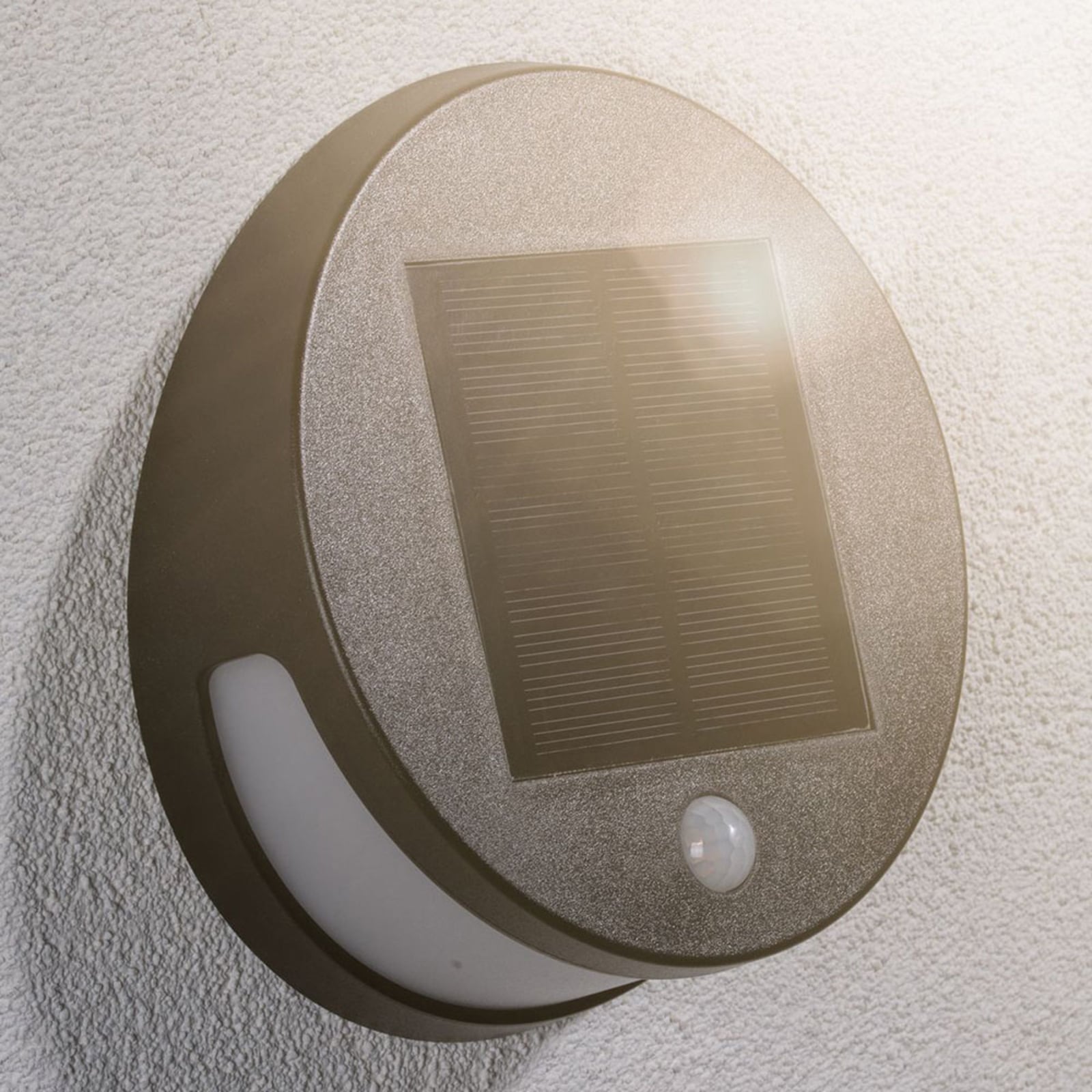 Nærbilde av bevegelsessensor på LED solcelle utevegglampe Helena