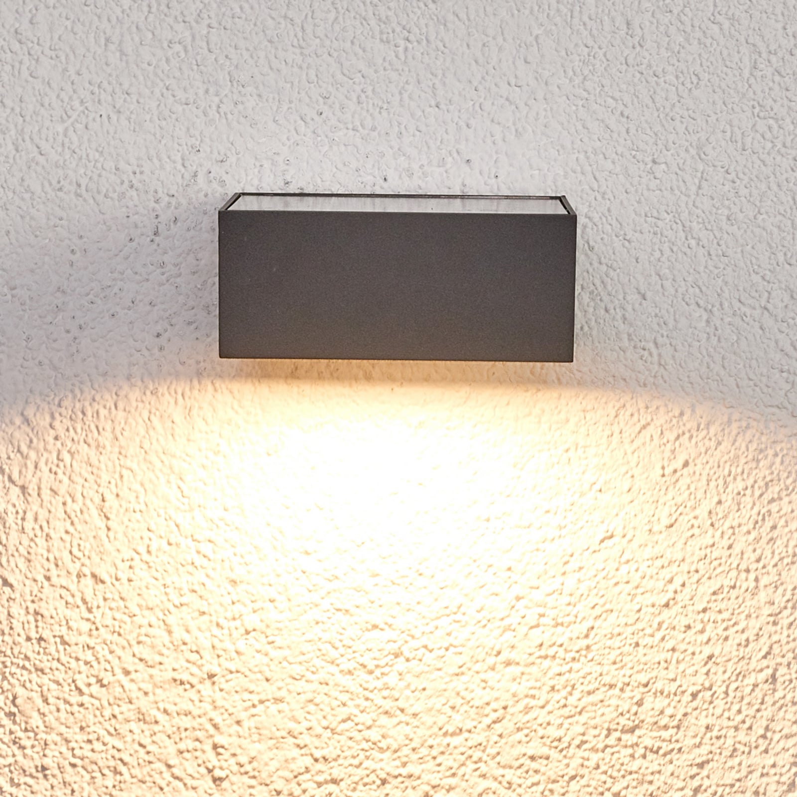 LED solcelle utevegglampe Mahra med bevegelsessensor antrasitt IP54 montert på vegg