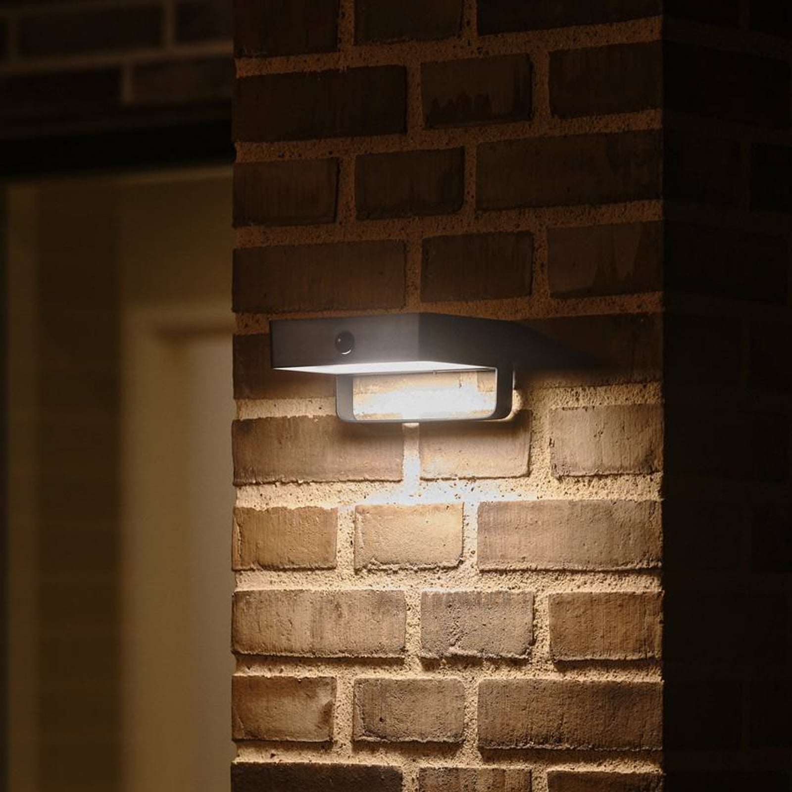 LED solcelle utevegglampe Saulio svart aluminium med sensor IP44 forfra