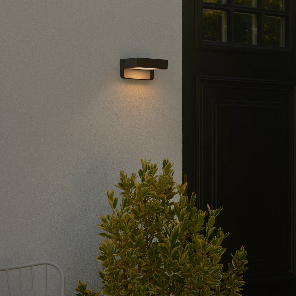 Detalj av LED solcelle utevegglampe Saulio svart aluminium med sensor IP44