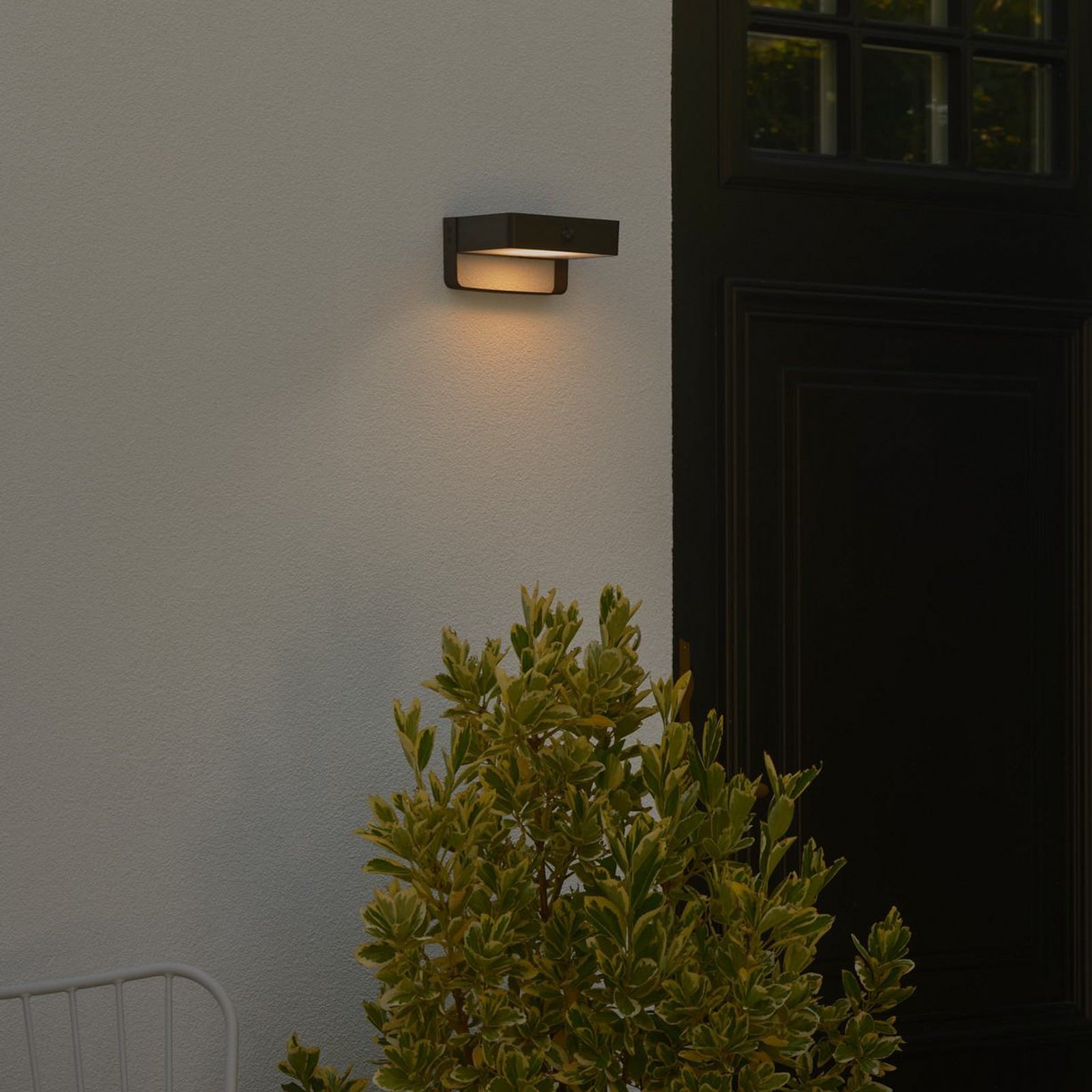 Detalj av LED solcelle utevegglampe Saulio svart aluminium med sensor IP44