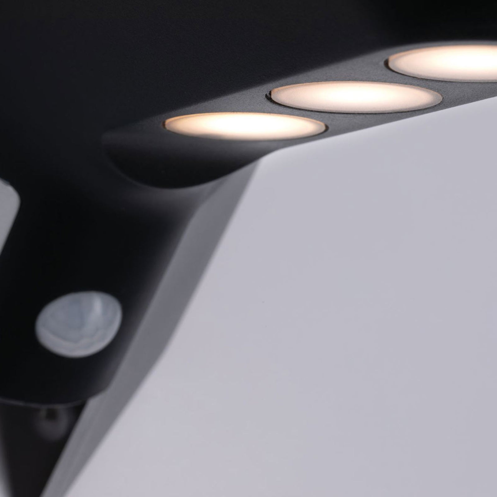 LED solcelle utevegglampe Soley antrasitt med bevegelsessensor i bruk