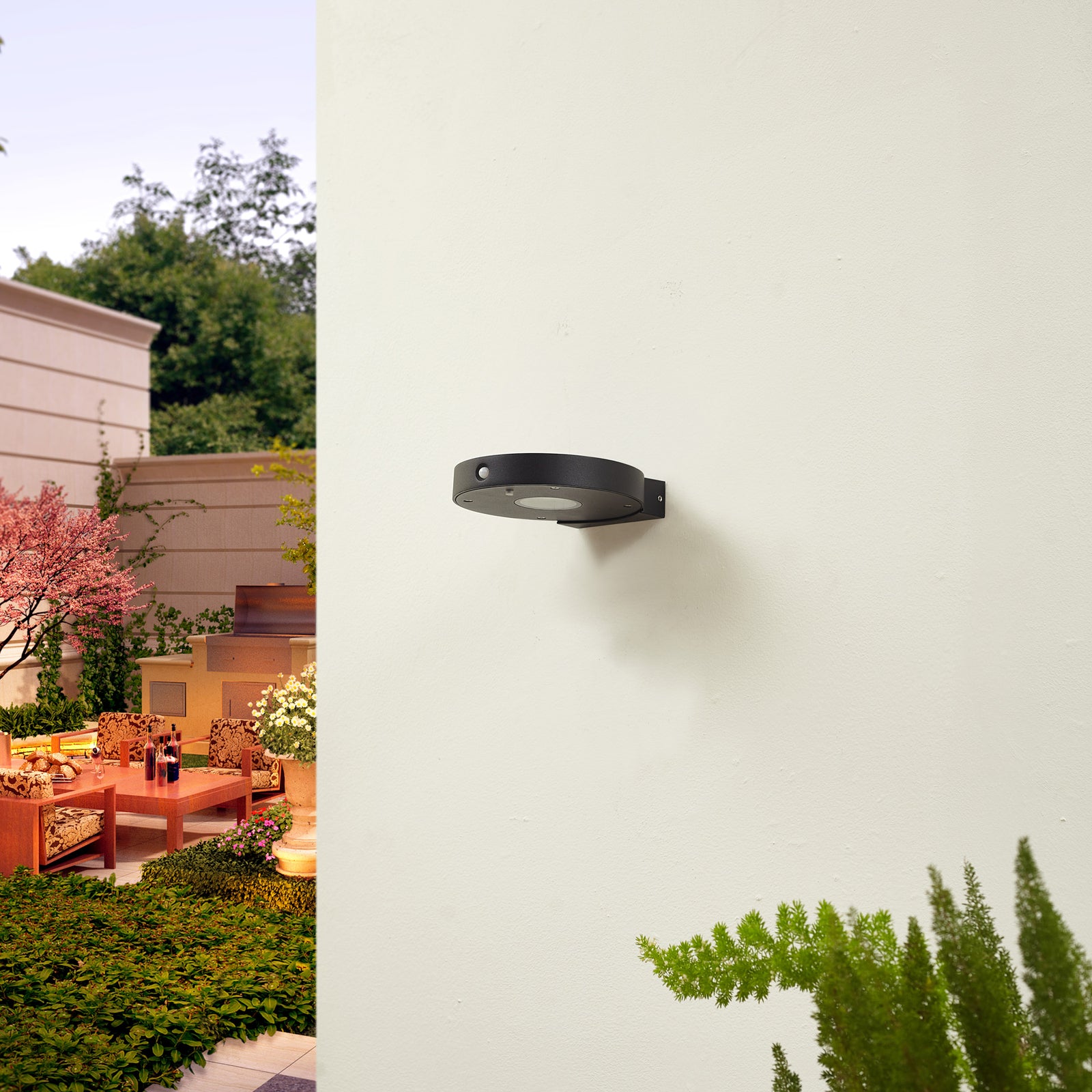 Detaljbilde av LED solcelle utevegglampe Tavon rund dimbar svart IP54
