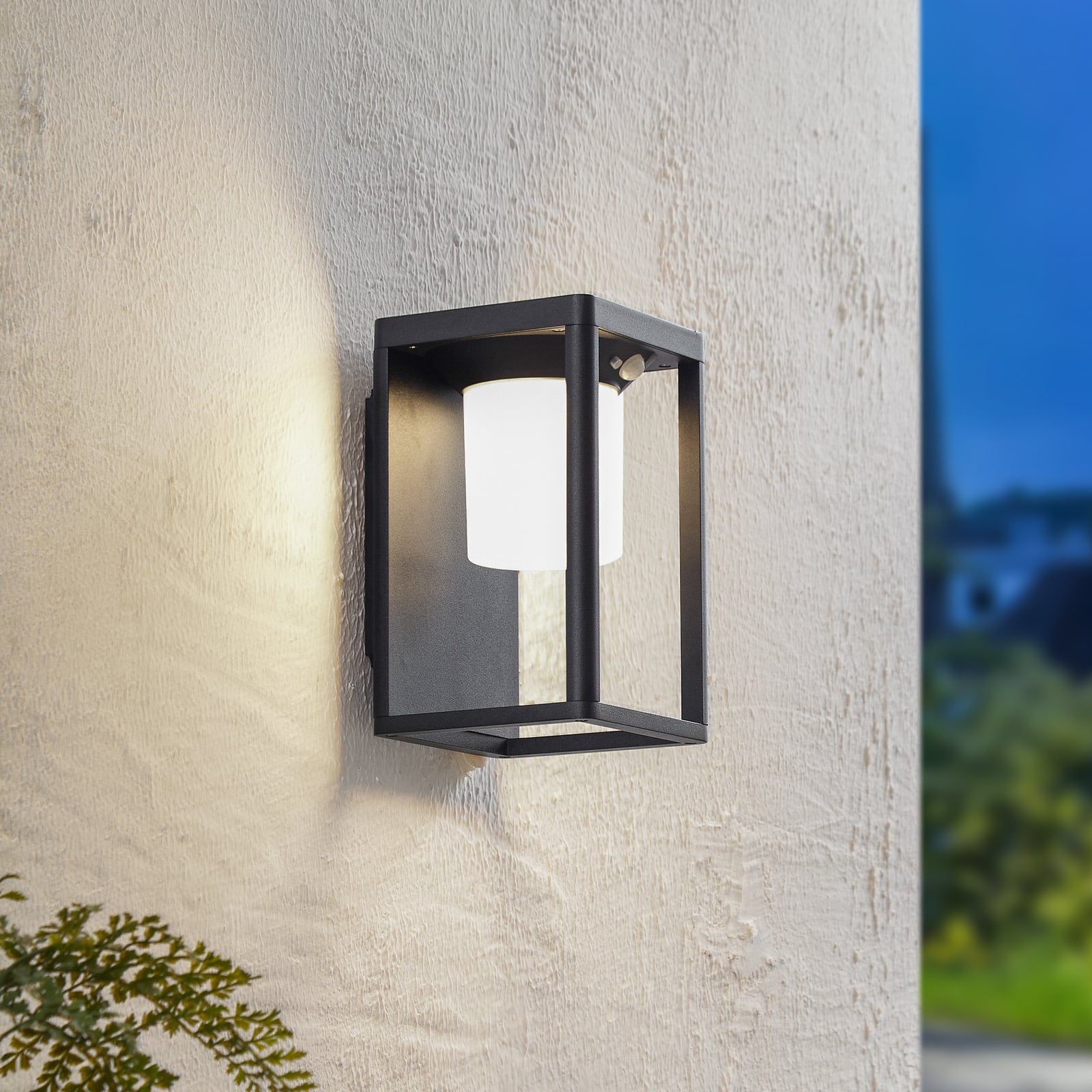 LED solcelle utevegglampe Tilena med bevegelsessensor svart forside