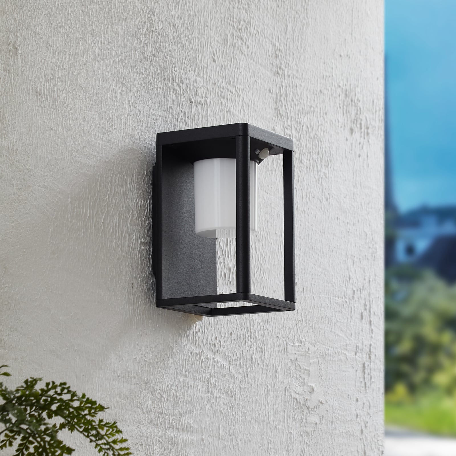 LED solcelle utevegglampe Tilena bakside med solcellepanel