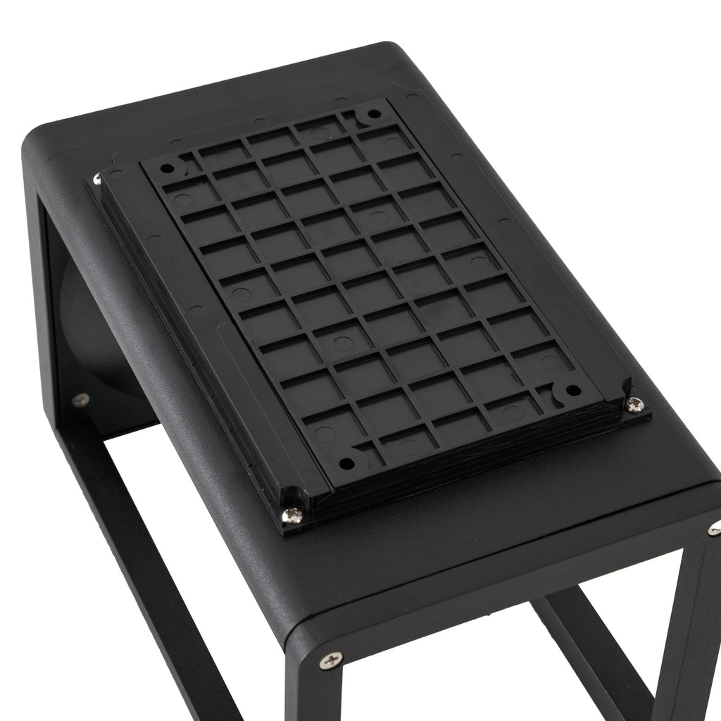 Sideprofil av LED solcelle utevegglampe Tilena i svart aluminium