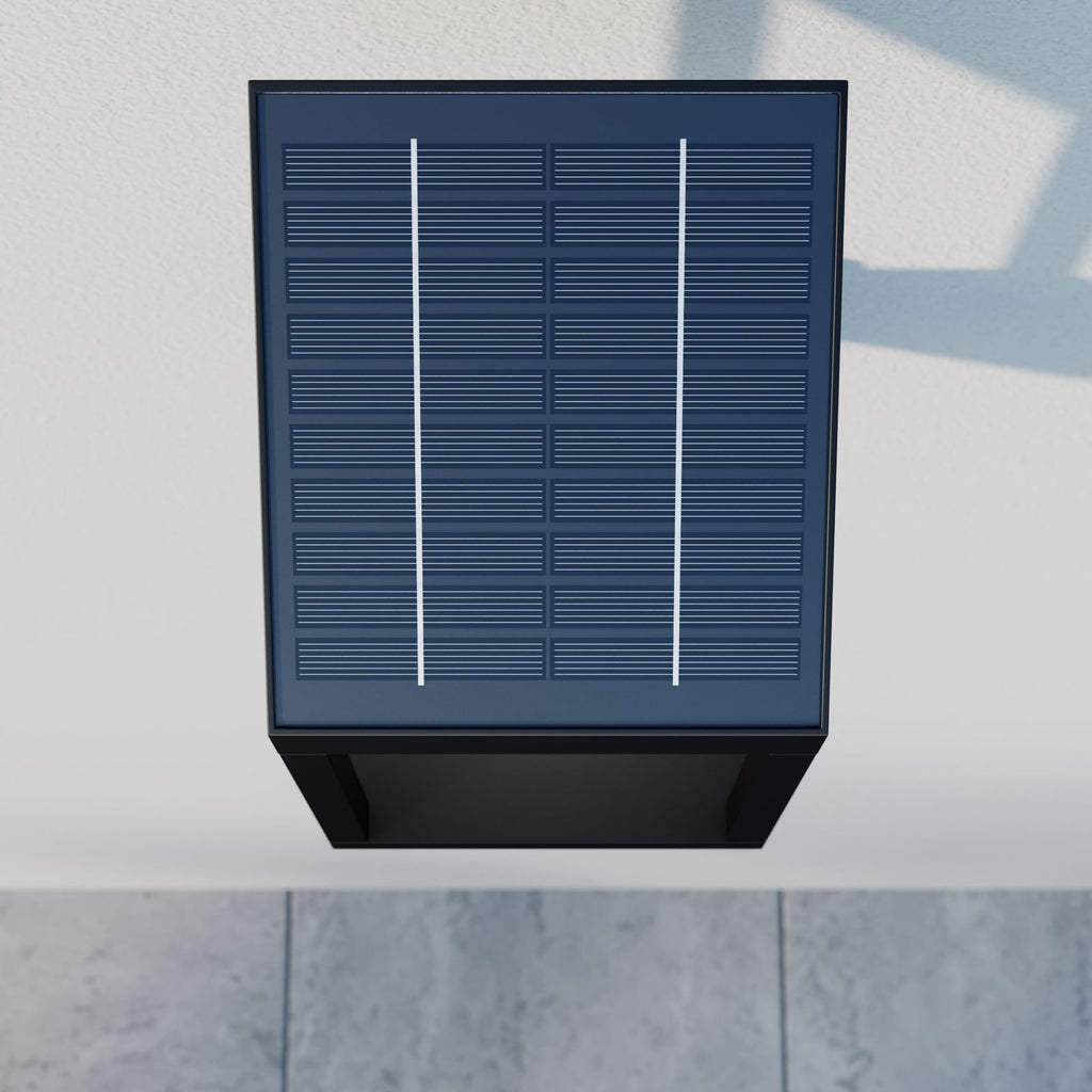 Nærbilde av solcellepanel på LED solcelle utevegglampe Timeo
