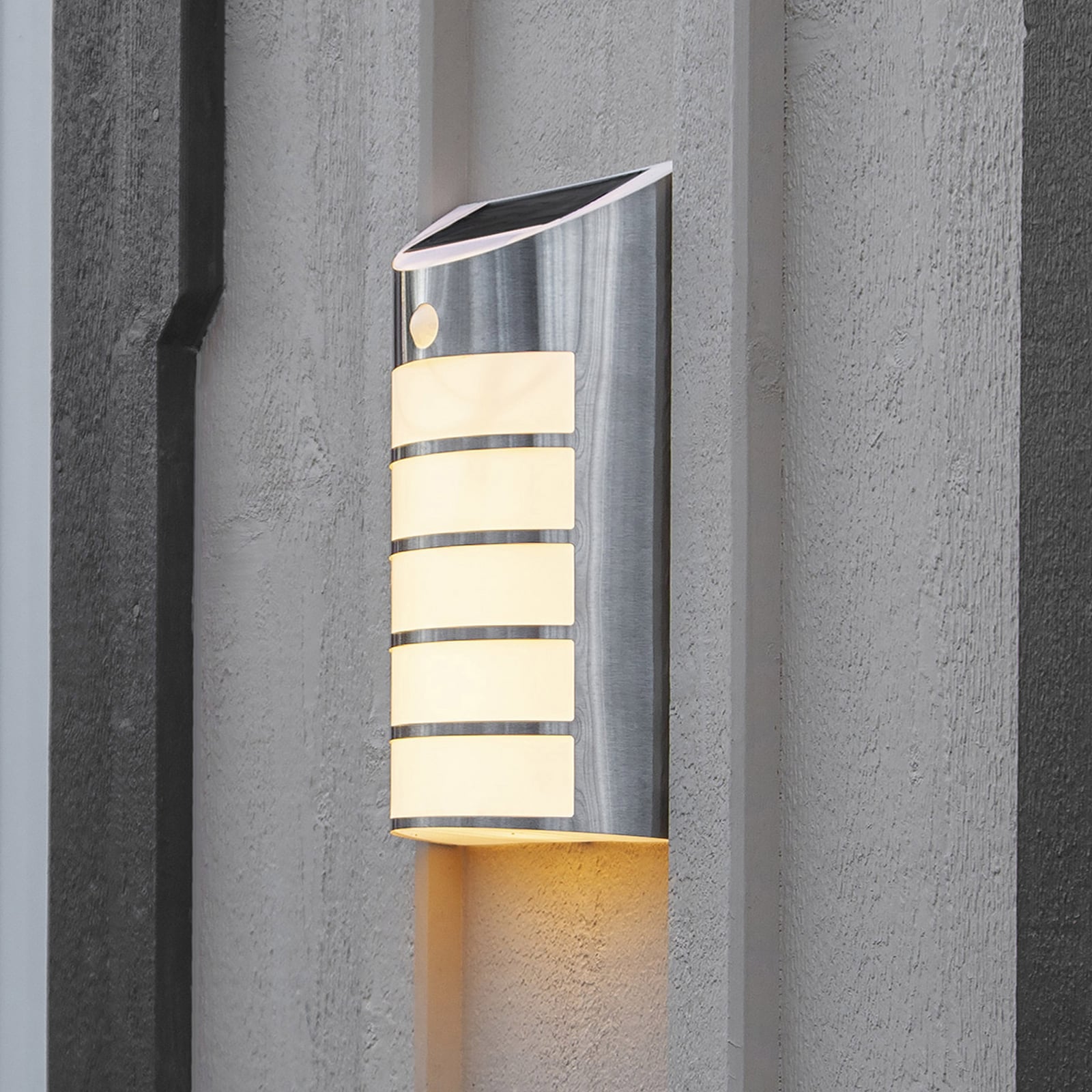 LED solcelle utevegglampe Wally med bevegelsessensor IP44 grå hvit forside