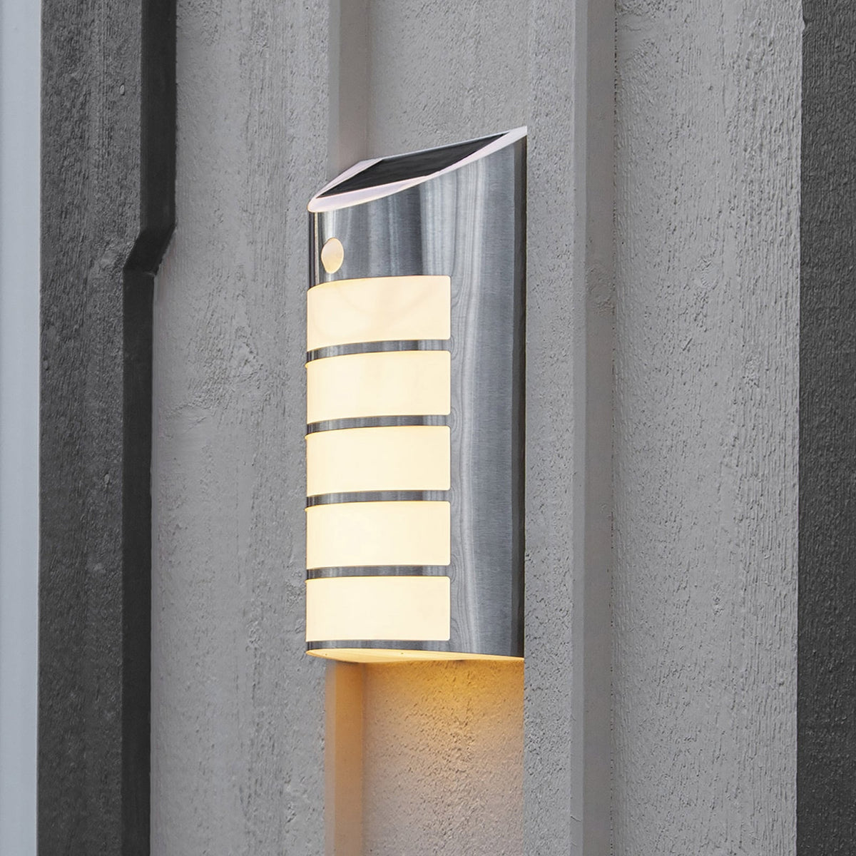 LED solcelle utevegglampe Wally med bevegelsessensor IP44 grå hvit forside