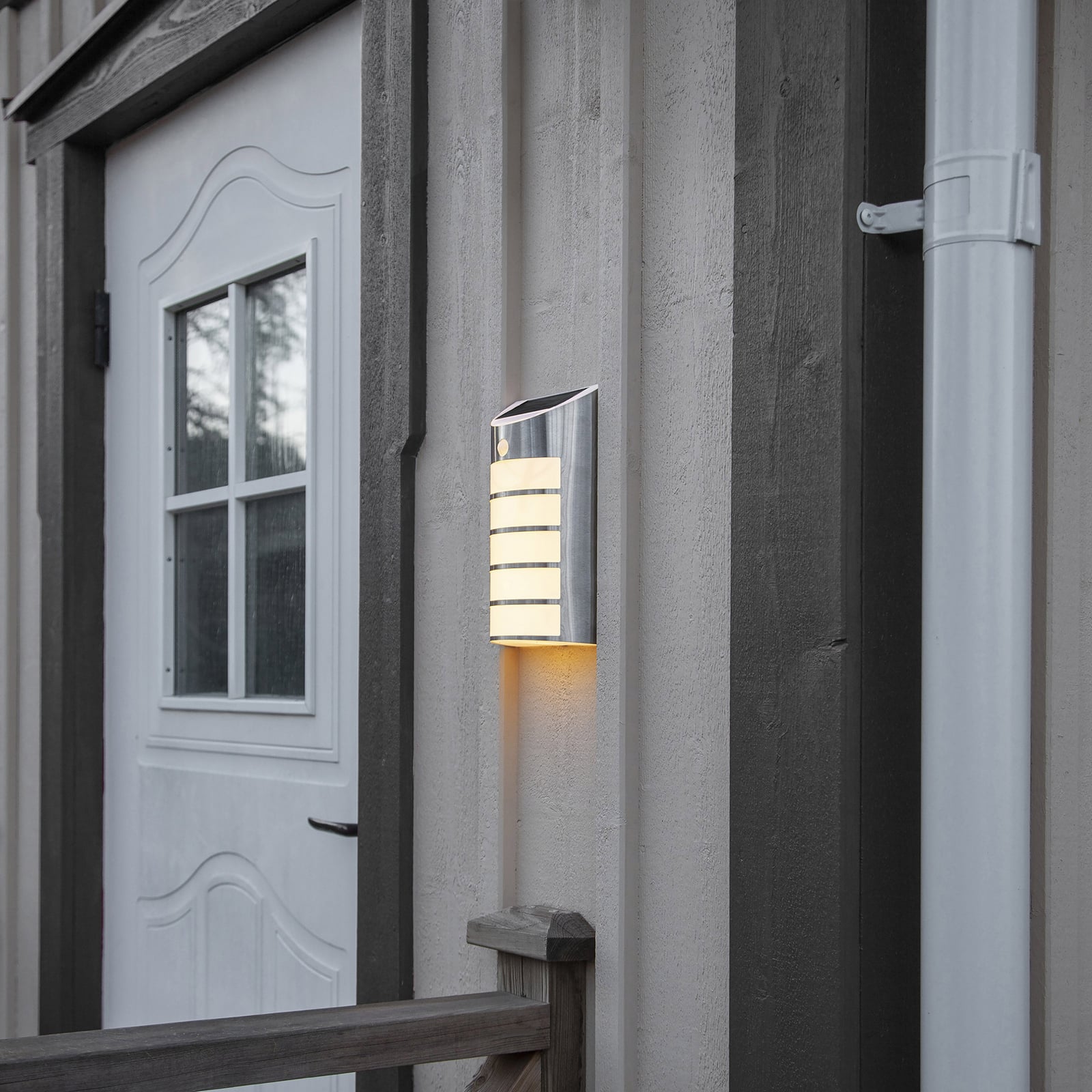 LED solcelle utevegglampe Wally med bevegelsessensor IP44 grå hvit bakside