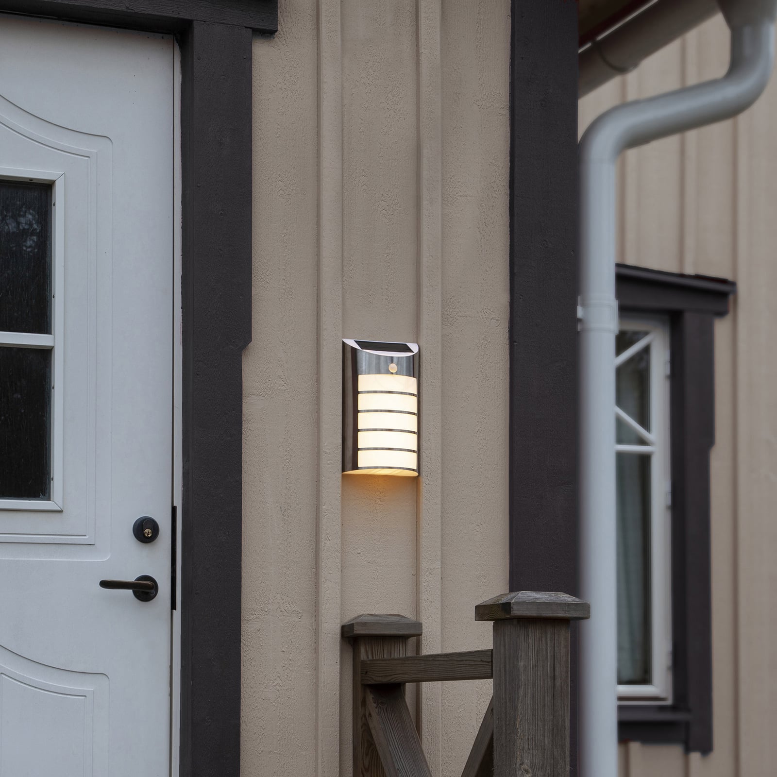 Detalj av LED solcelle utevegglampe Wally med bevegelsessensor IP44