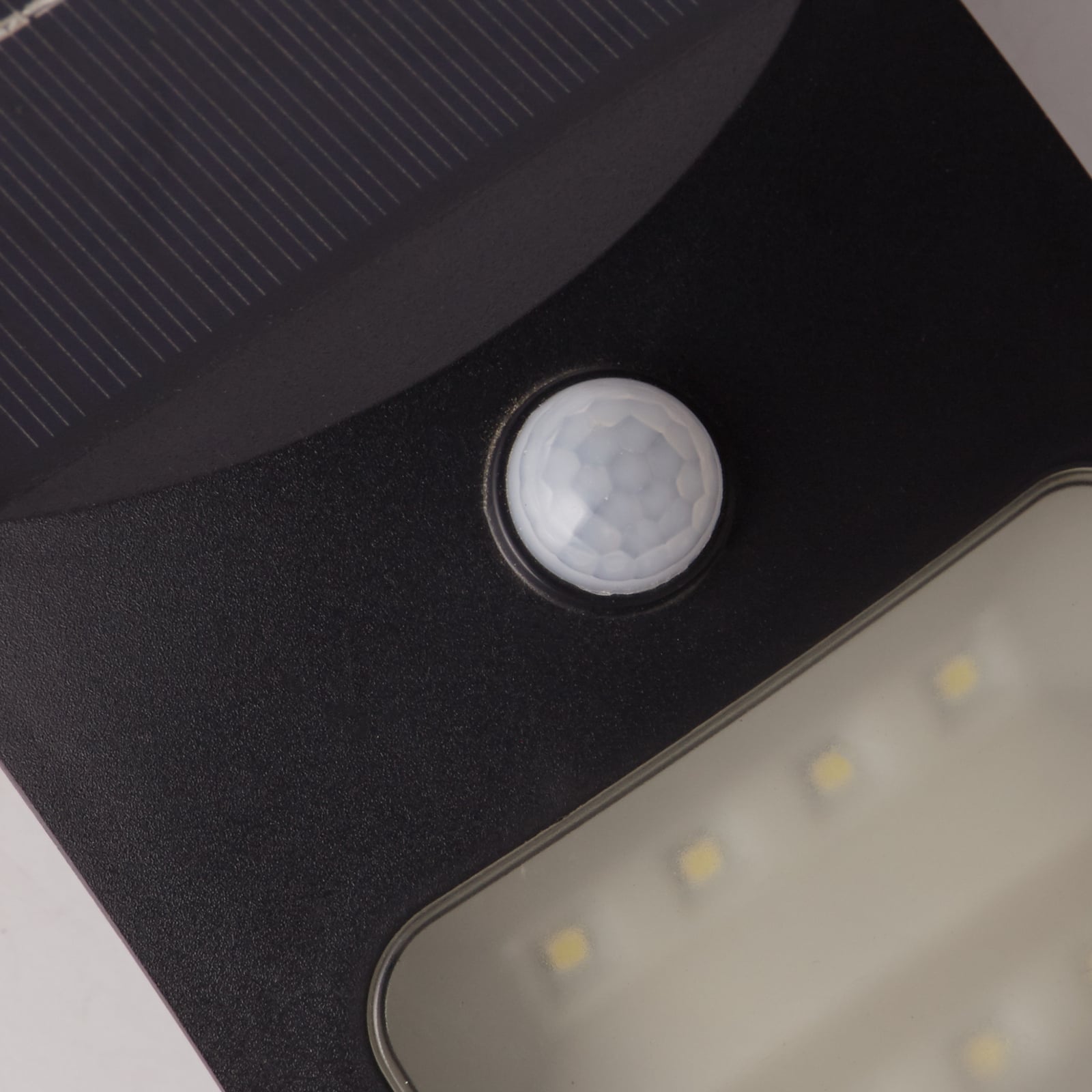 Bakside av LED solcelle vegglampe med bevegelsessensor Searchlight svart IP44