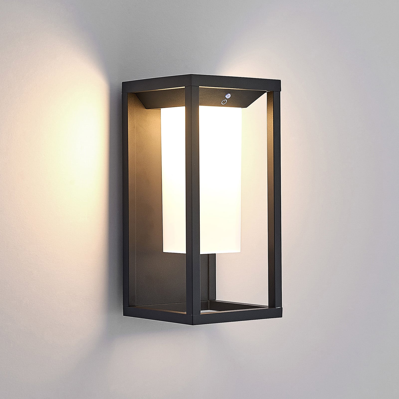Nærbilde av LED solcelle vegglampe Eliel med skumringssensor IP54