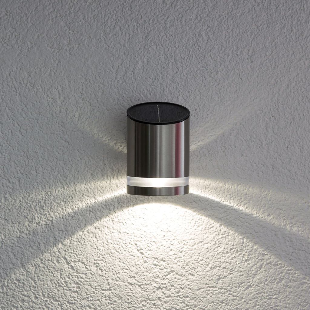 Nærbilde av LED solcelle vegglampe Salma rustfritt stål IP44