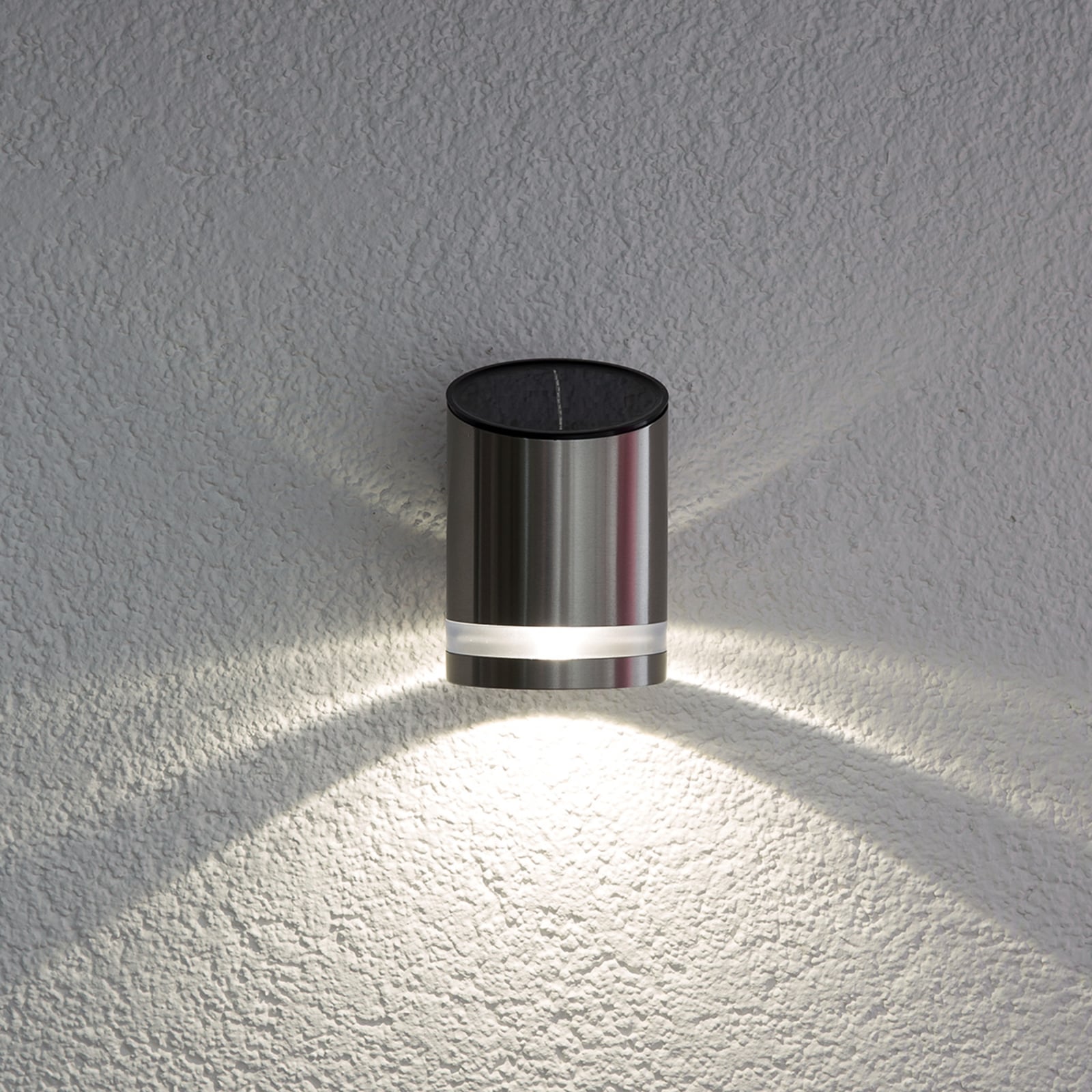Nærbilde av LED solcelle vegglampe Salma rustfritt stål IP44