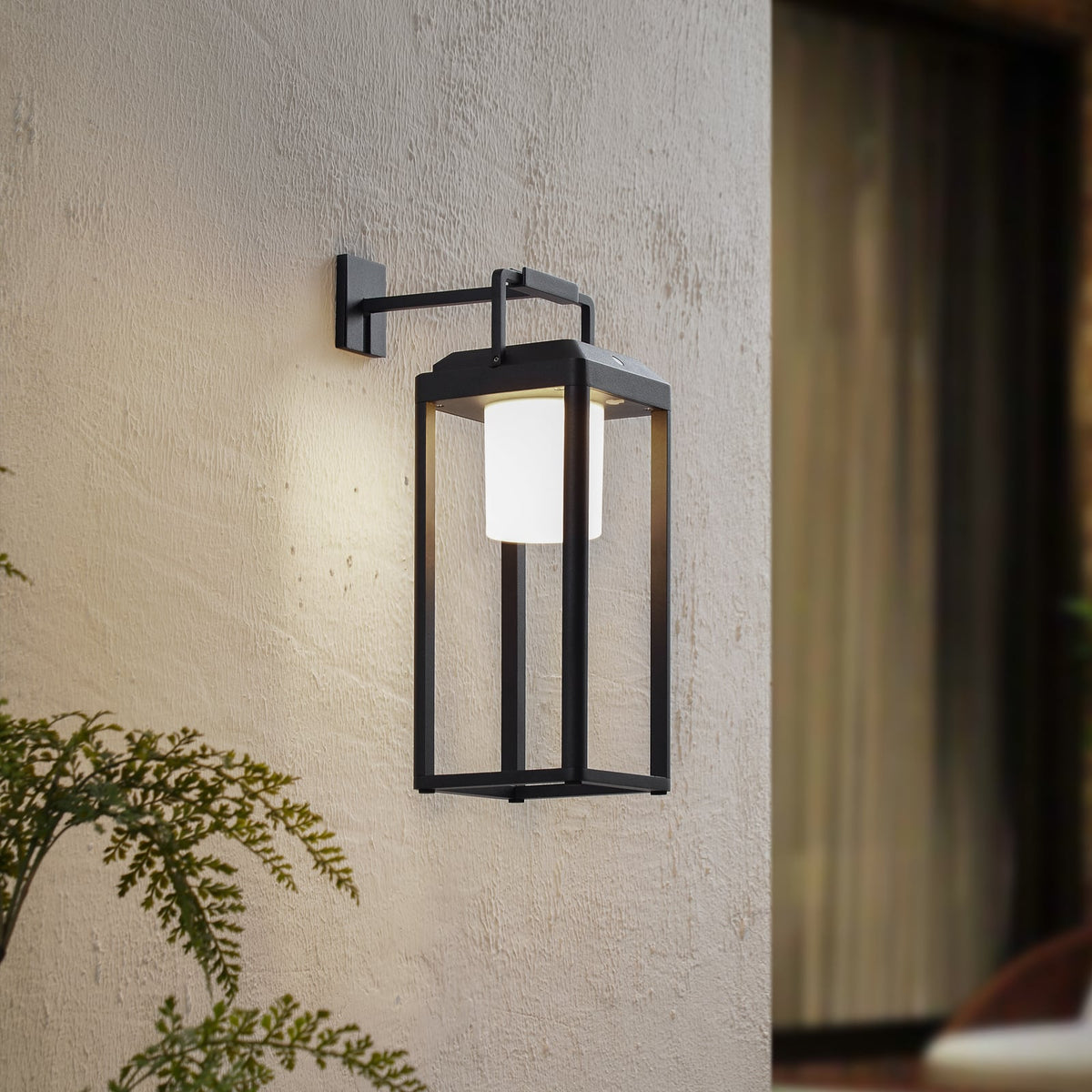 LED solcelle-vegglampe Tilena kantet dimbar svart IP54 forfra