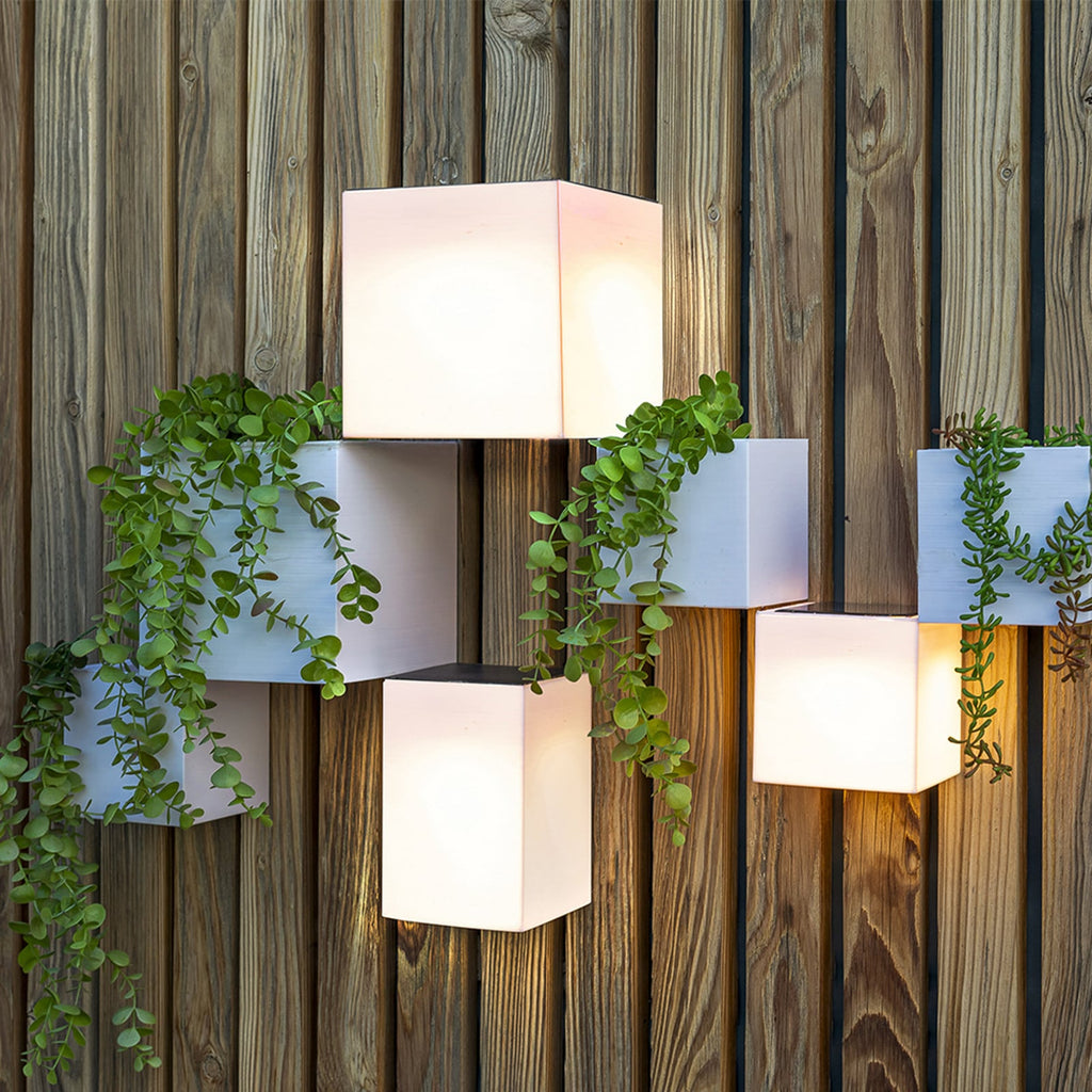 LED solcelle vegglampe Wally hvit 18x18 cm IP65 med fjernkontroll montert ute