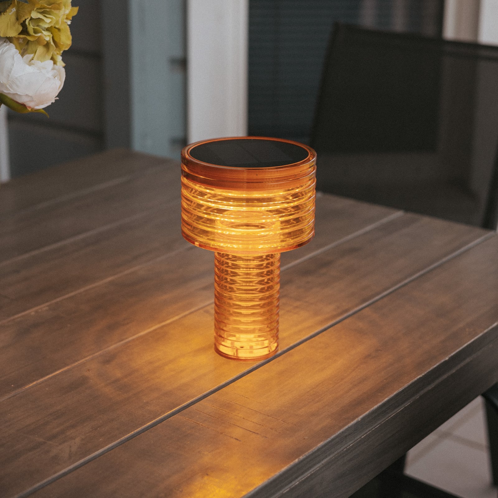 LED solcellebordlampe Ambar dimbar oransje bakside