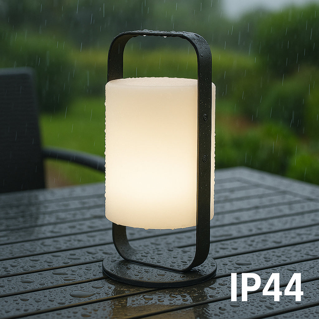 LED solcellebordlampe Casoli dimbar RGB IP44 Ø12 cm i bruk på hagebord