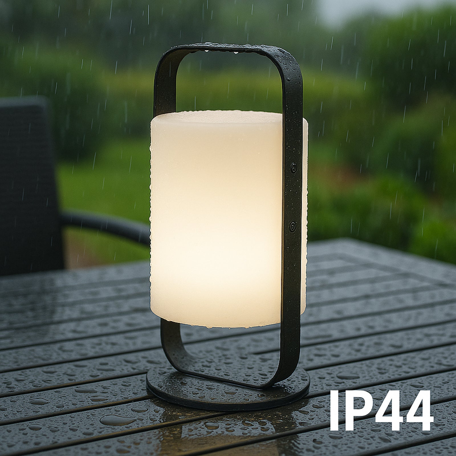 LED solcellebordlampe Casoli dimbar RGB IP44 Ø12 cm i bruk på hagebord