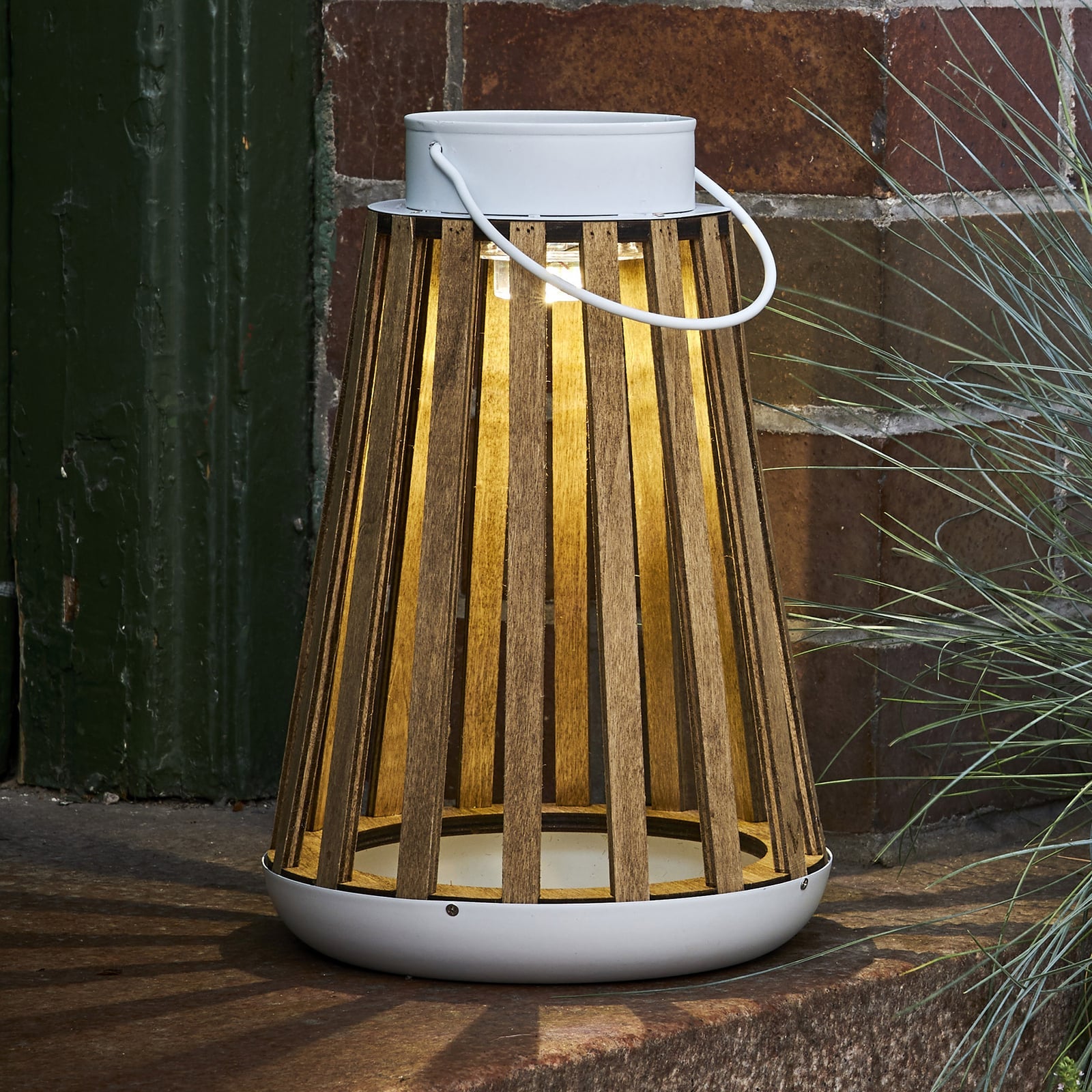 LED solcellebordlampe Catania bjørketre Ø19 cm IP44 forfra