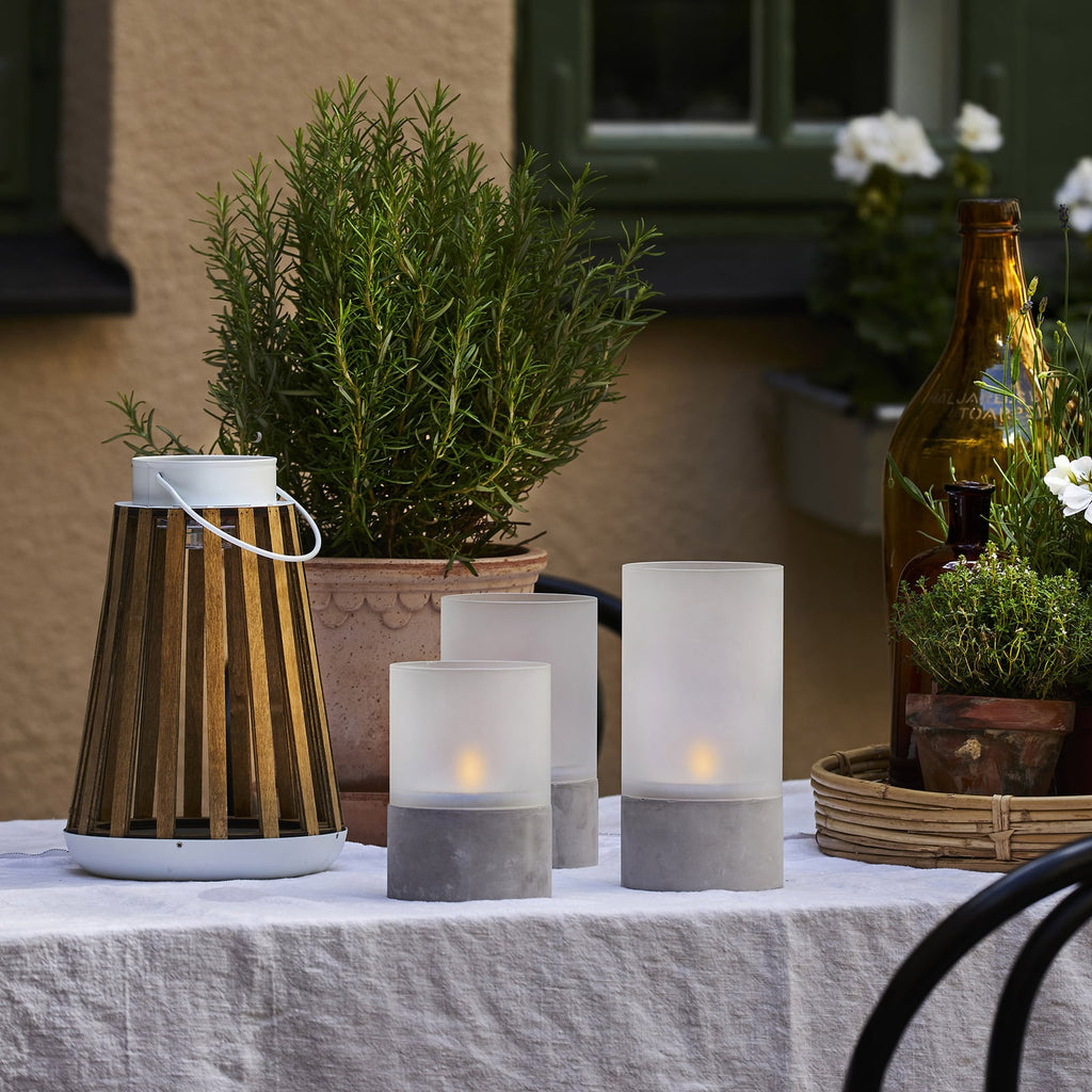 LED solcellebordlampe Catania bjørketre Ø19 cm IP44 detalj av materiale