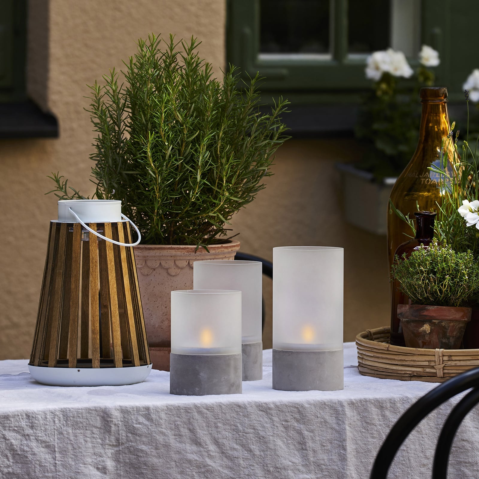 LED solcellebordlampe Catania bjørketre Ø19 cm IP44 detalj av materiale