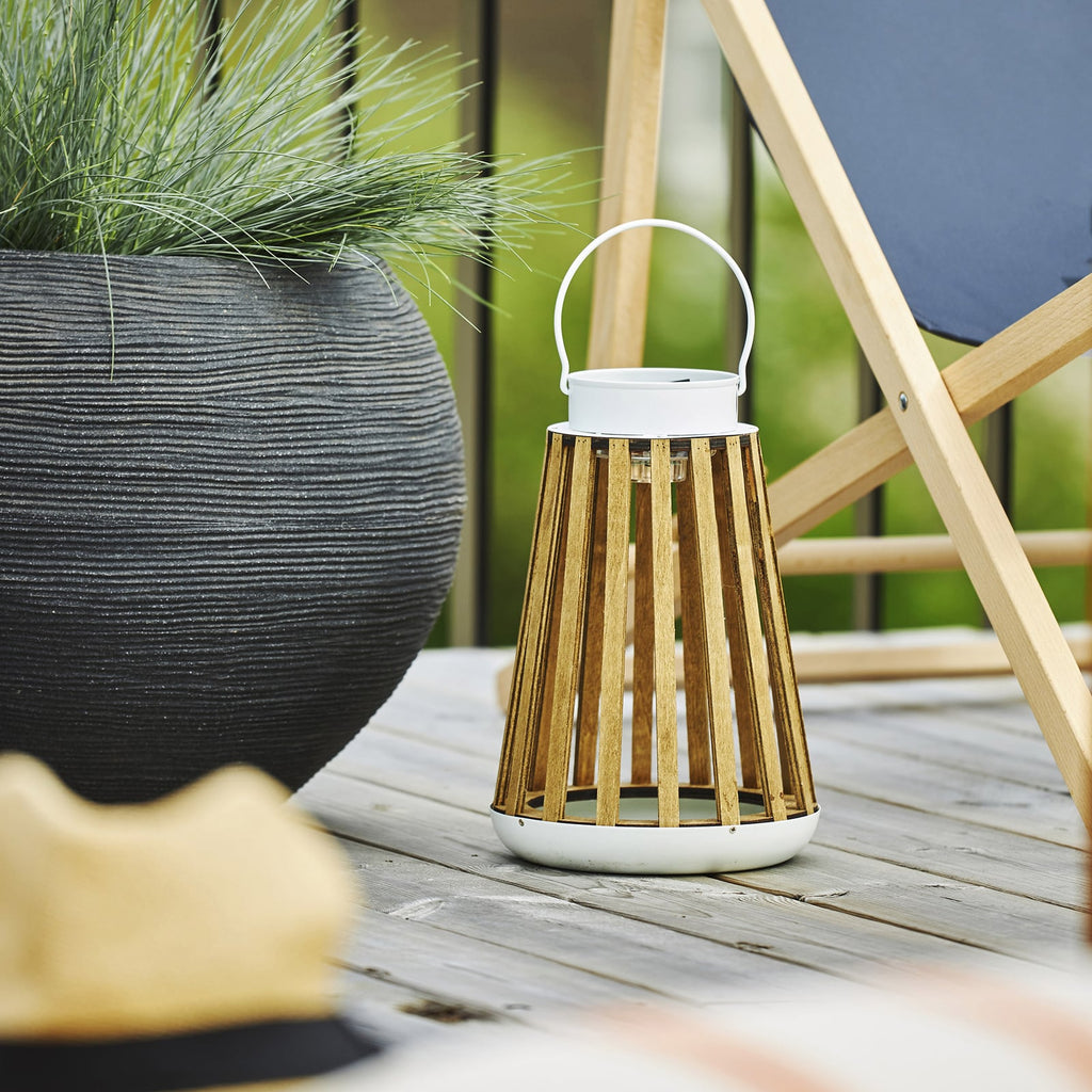 LED solcellebordlampe Catania bjørketre Ø19 cm IP44 montert på bord