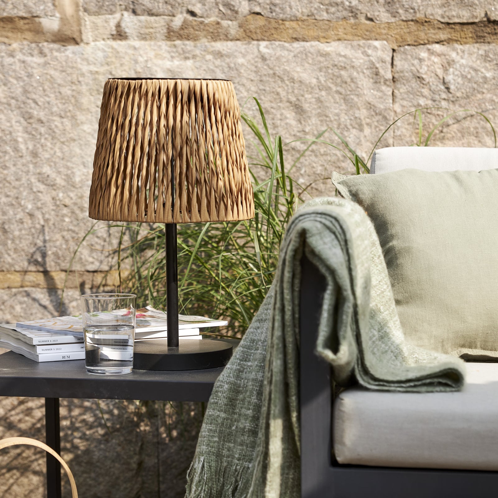 LED solcellebordlampe Cesta rattanlook brun/svart bakside