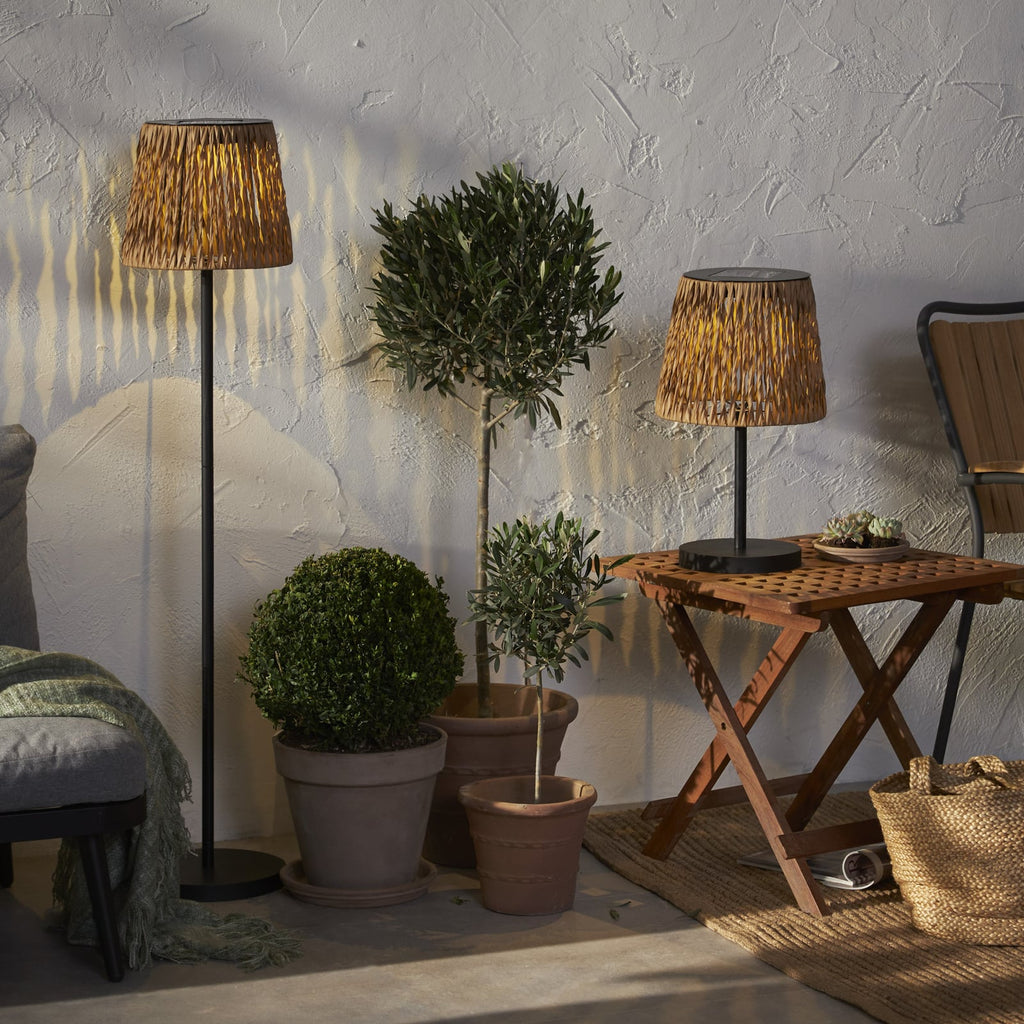 Nærbilde av LED solcellebordlampe Cesta rattanlook brun/svart lampeskjerm